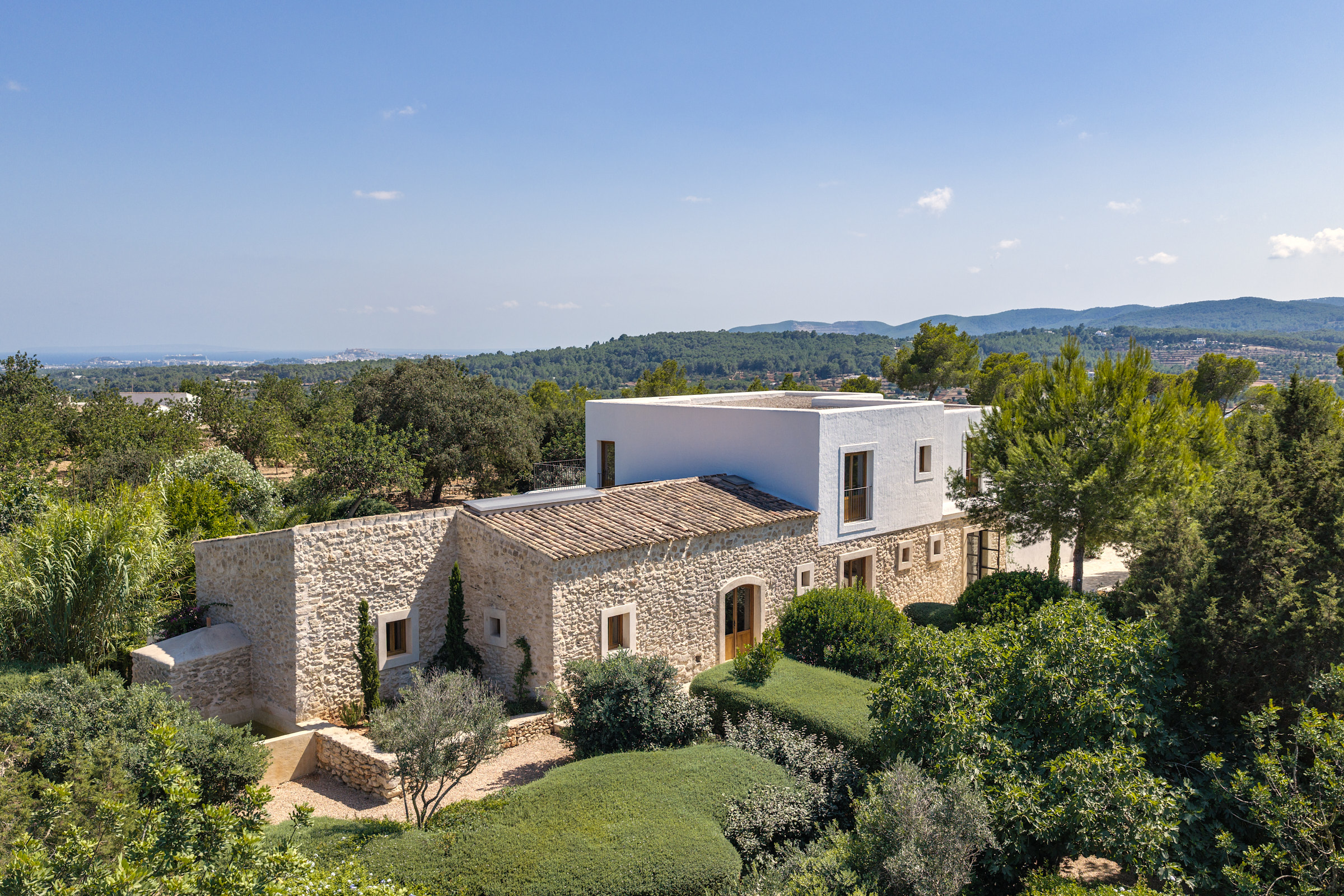 Finca auténtica restaurada con jardín mediterráneo
