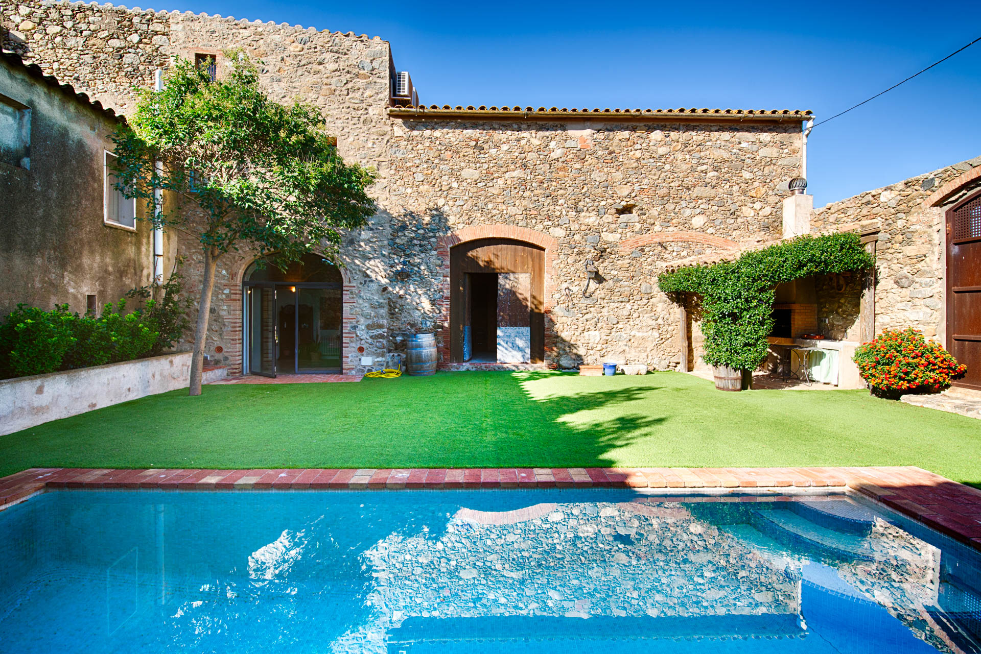 Casa de pueblo del siglo XIX restaurada con jardín privado y piscina