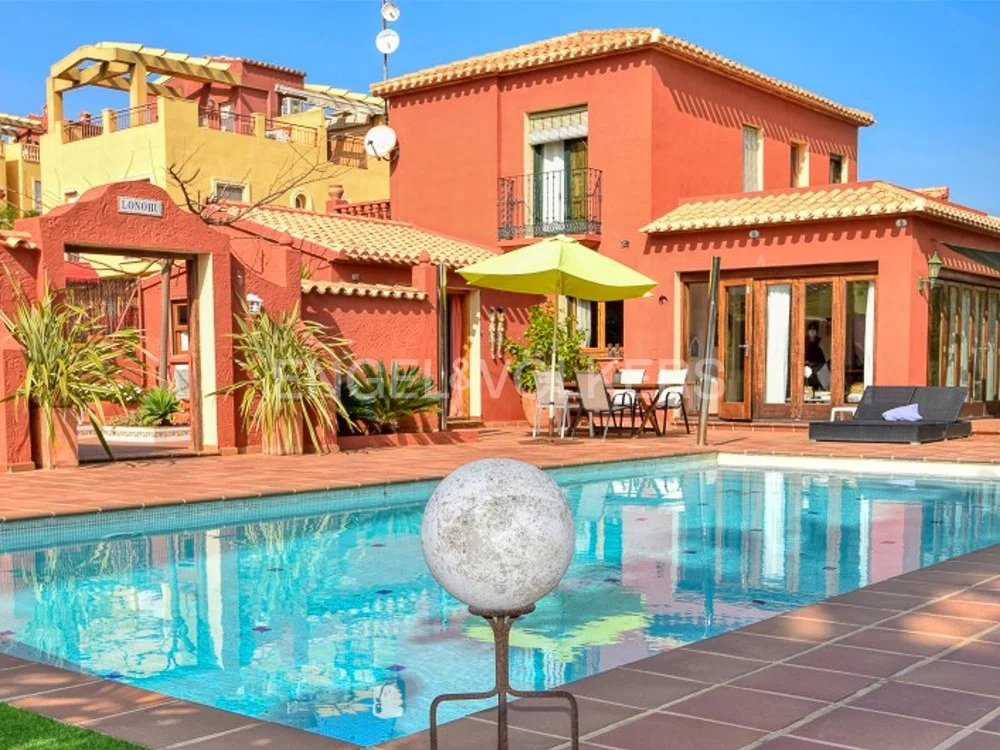 Great villa in front of the beach. Short Stay