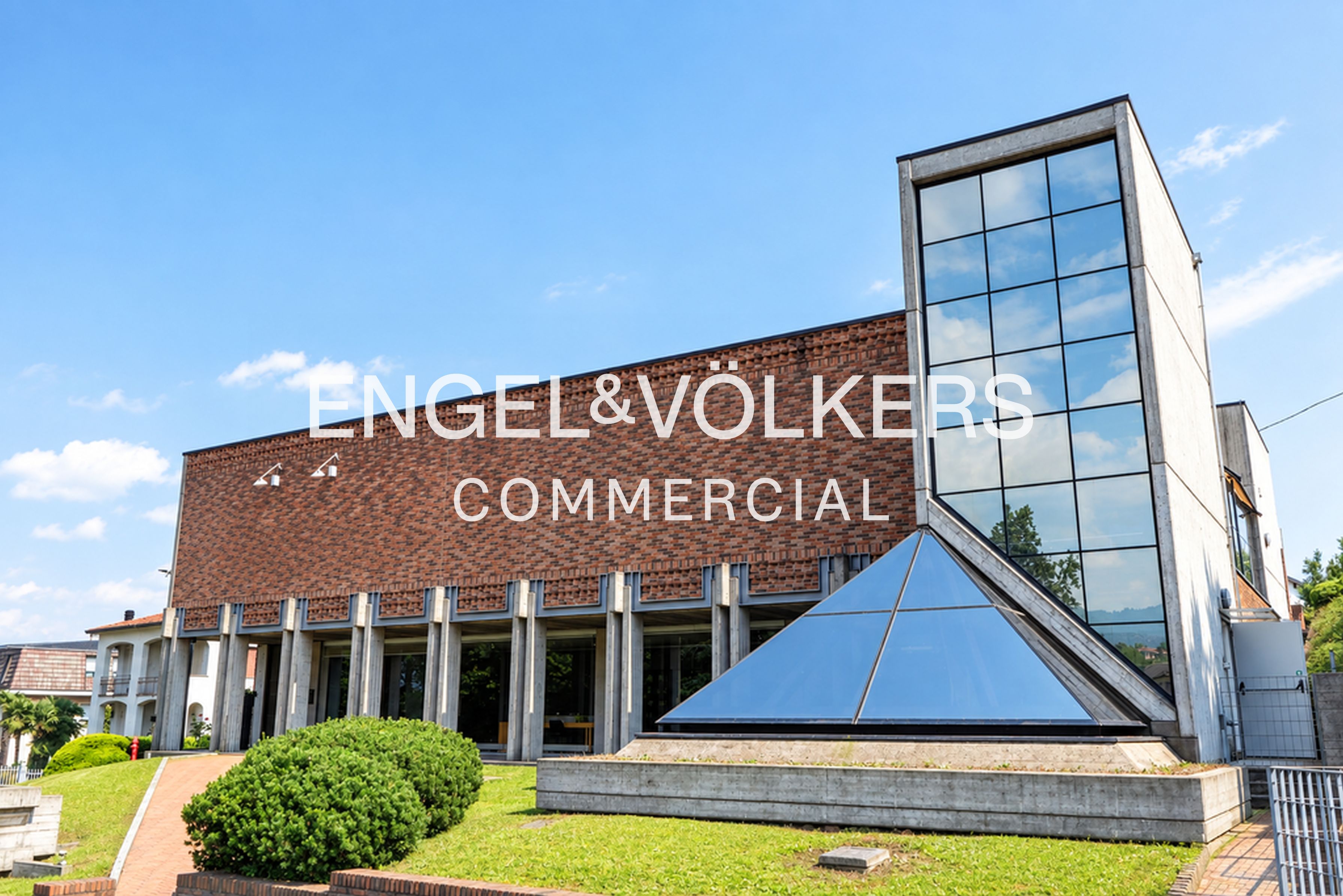 Immobile commerciale in affitto ad Alzate Brianza