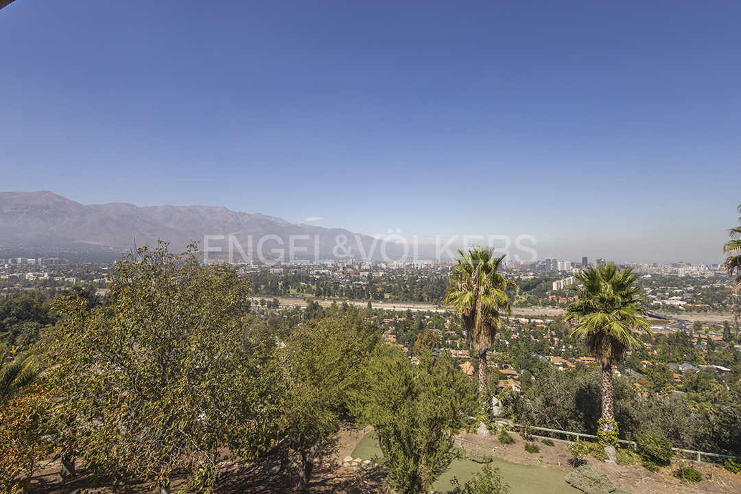 Gran casa con vista a la cordillera.