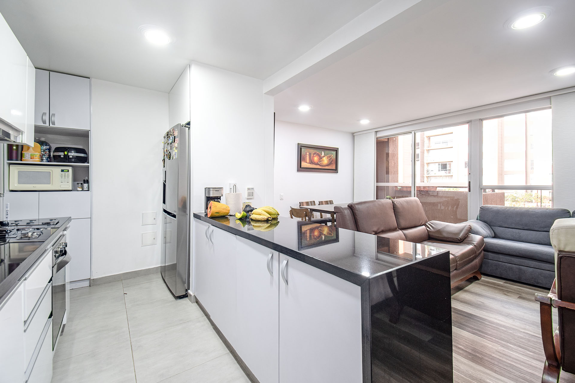 Iluminado apartamento con clubhouse y balcón para venta en Colina Alejandría