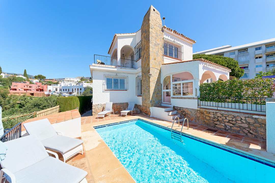 Charmante Villa mit 6 Schlafzimmern und Meerblick