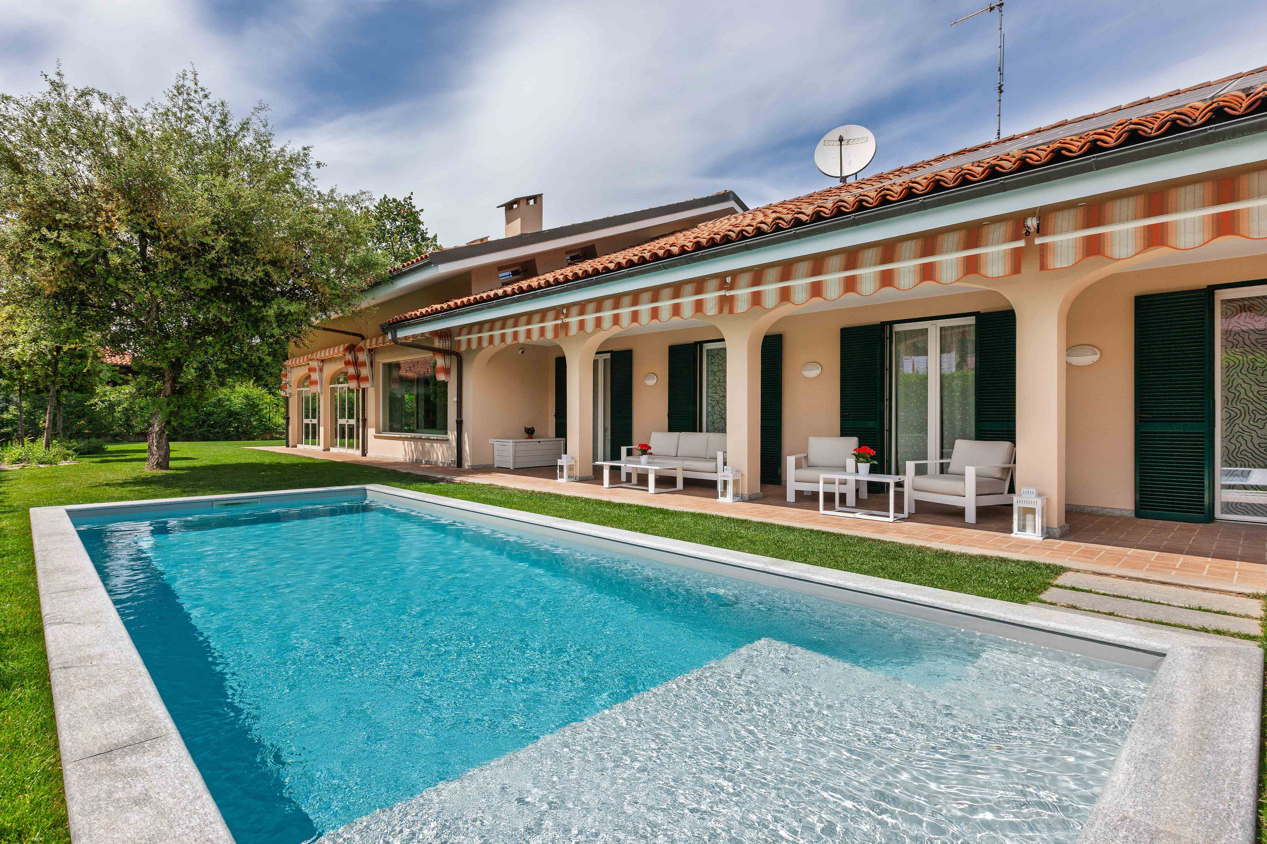 Contemporary villa with pool in a prestigious location