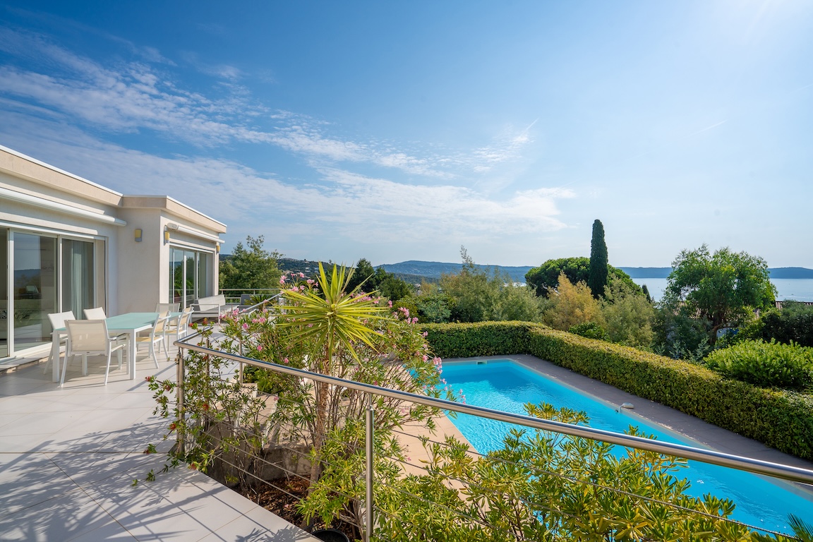 Hochwertige Immobilie mit Meerblick und Pool