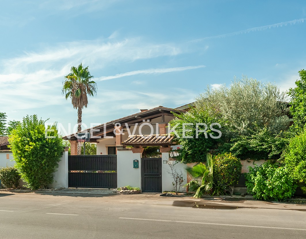 Elegant villa with garden in the Infernetto area