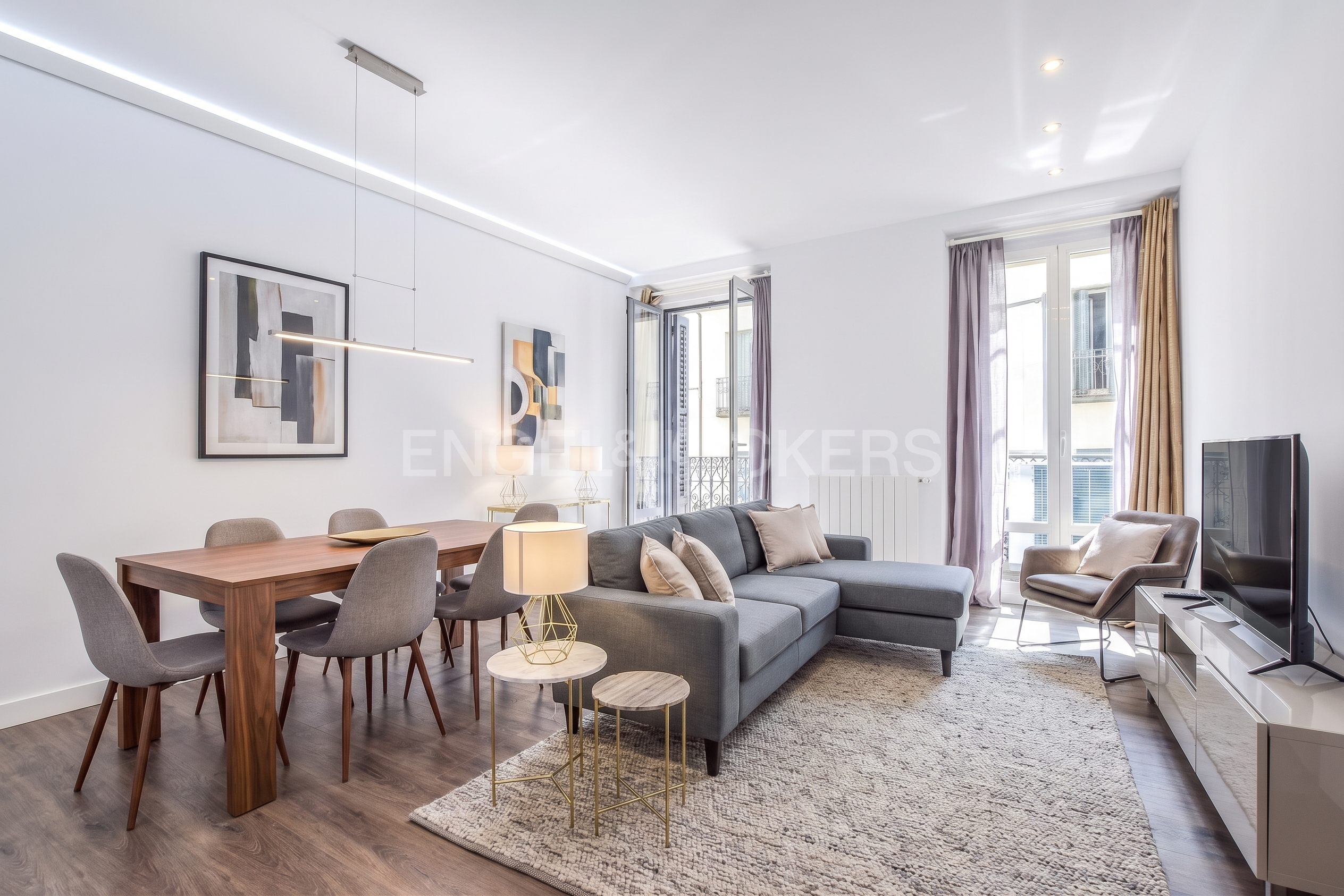 Renovated Apartment with 3 Balconies, 100 meters from Gran Vía [AI-modified]