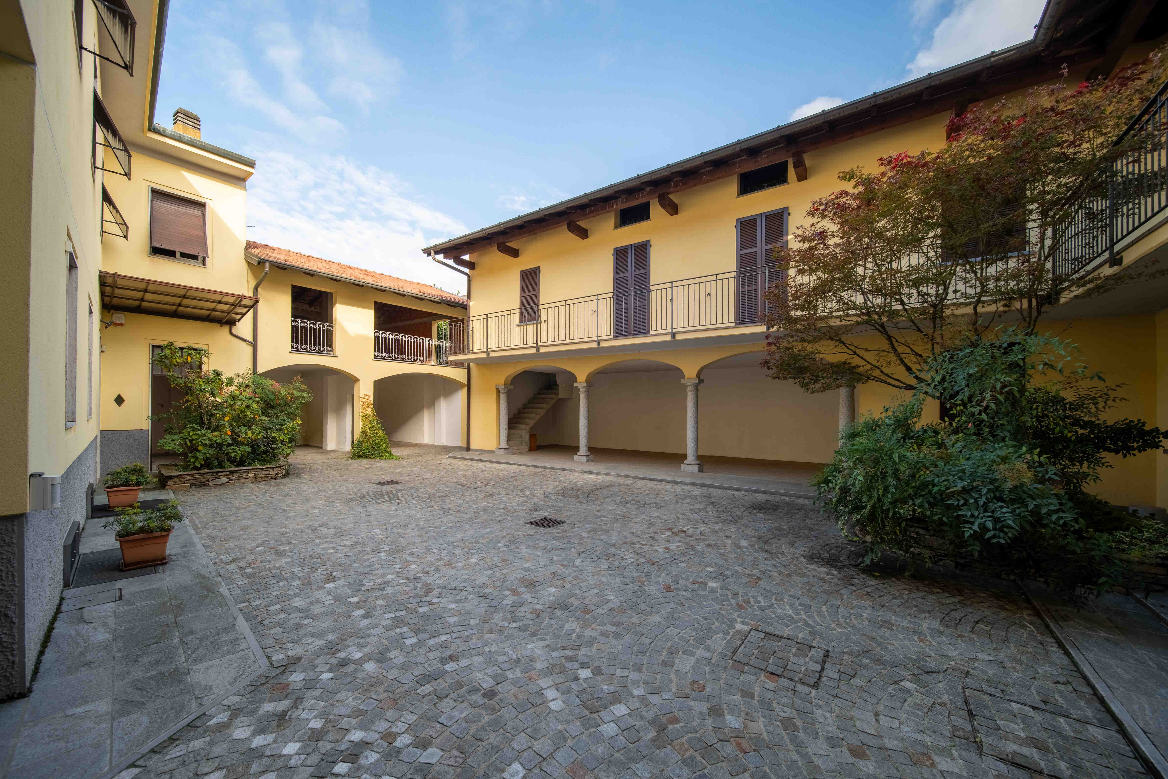 Exklusives freistehendes Haus im Herzen von Samarate: Vielseitigkeit, Privatsphäre und Eleganz