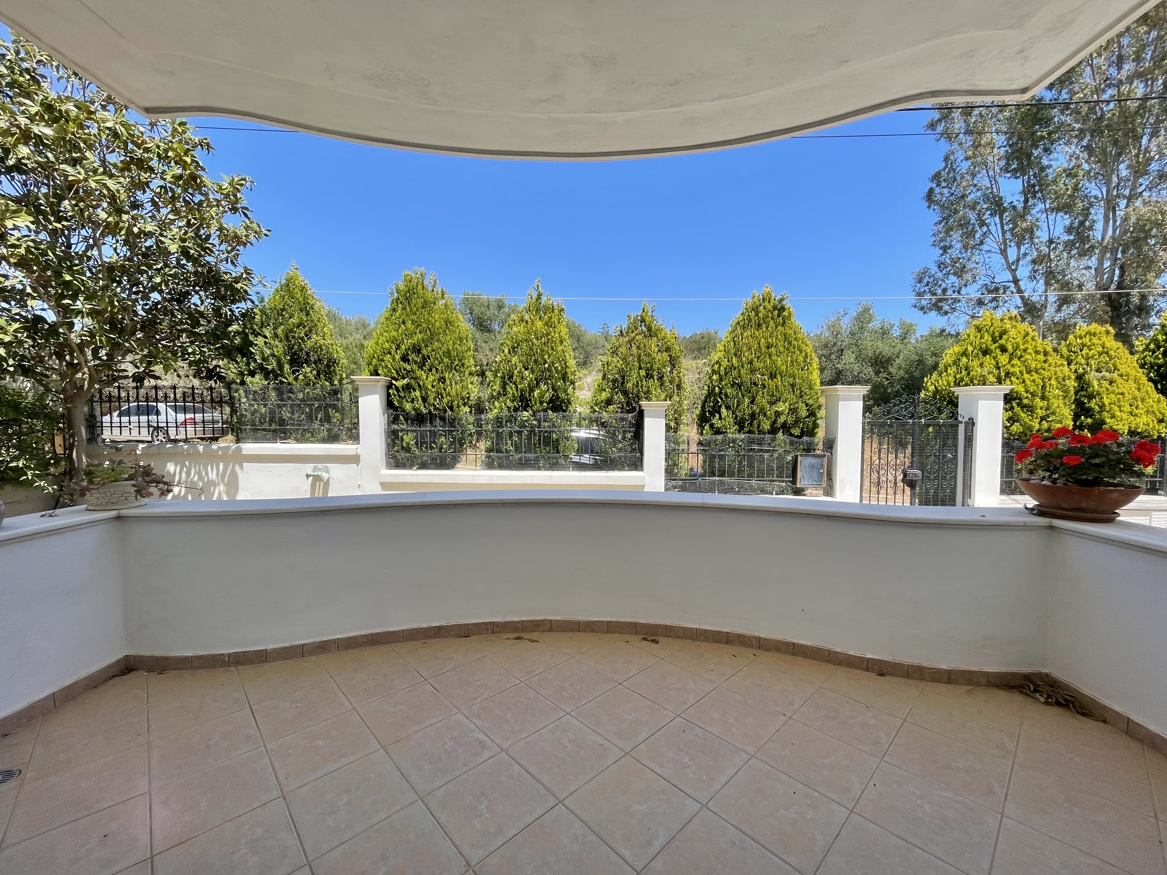 Elegant and Spacious 170 sq.m 3-Bed apartment with parking
