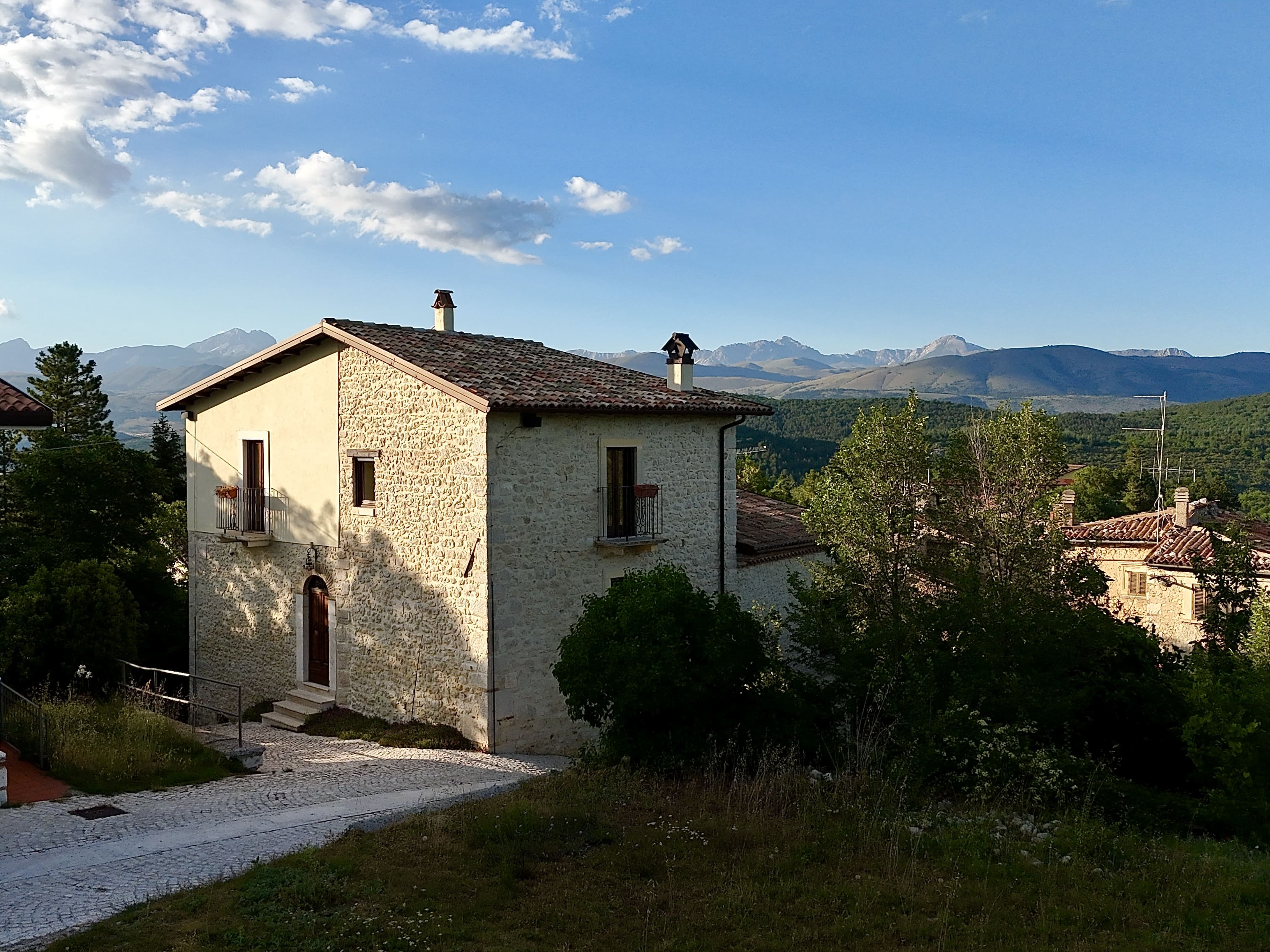 Experience Abruzzo’s charm in Fagnano Alto: restored stone house with garden and fireplace, 4 bedrooms and 4 bathrooms, panoramic mountain and countryside views, total privacy.
