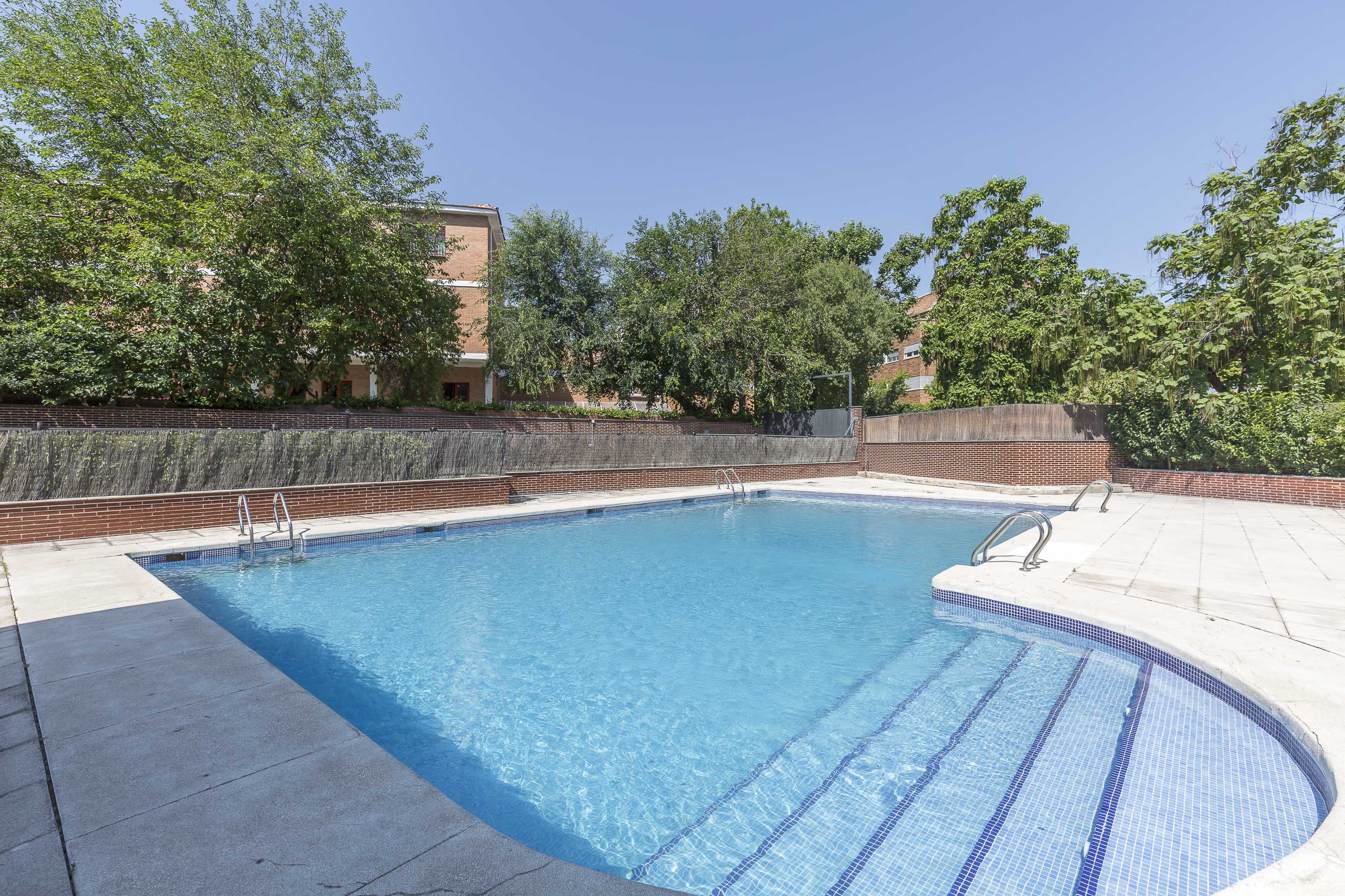 Bright apartment with pool and shared amenities in one of Madrid’s most exclusive areas