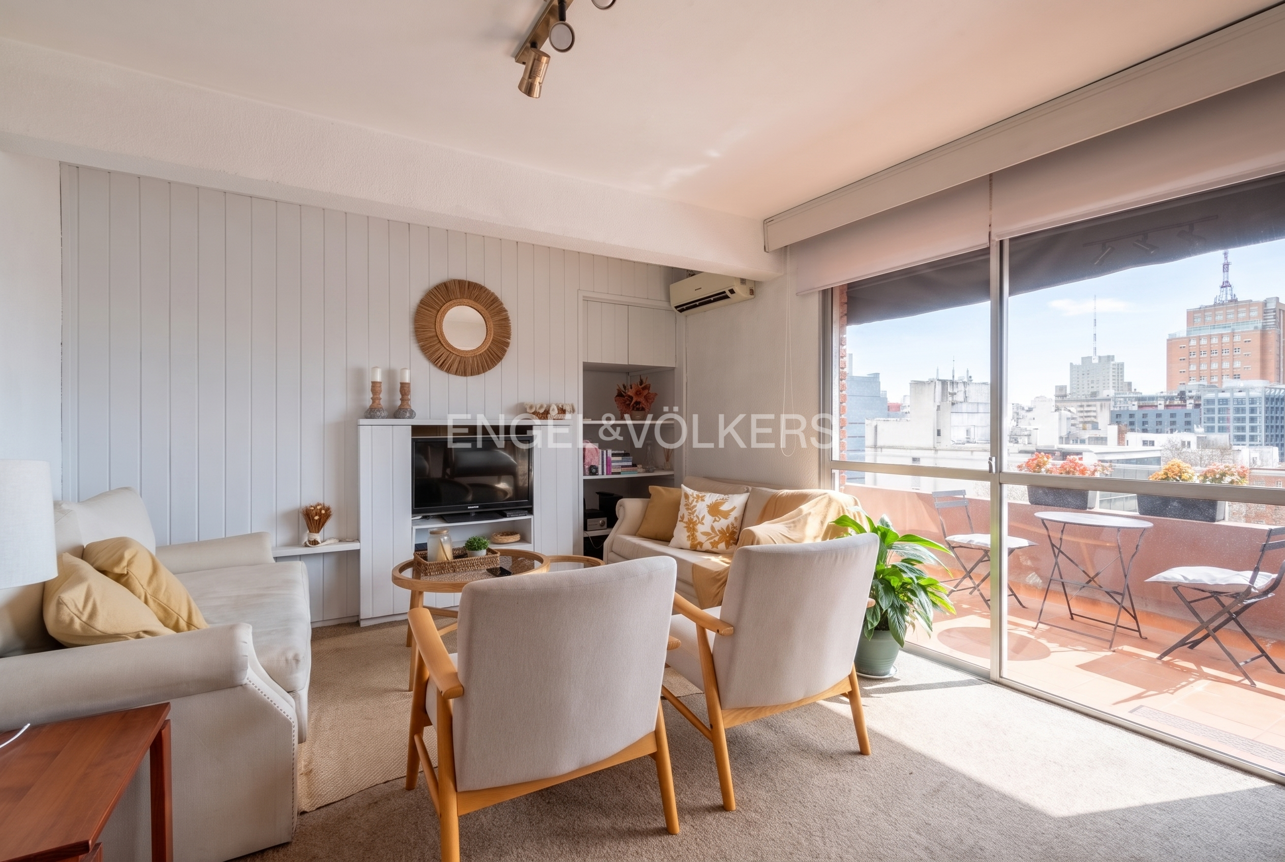 1-bedroom penthouse for sale with a spacious terrace in downtown Montevideo