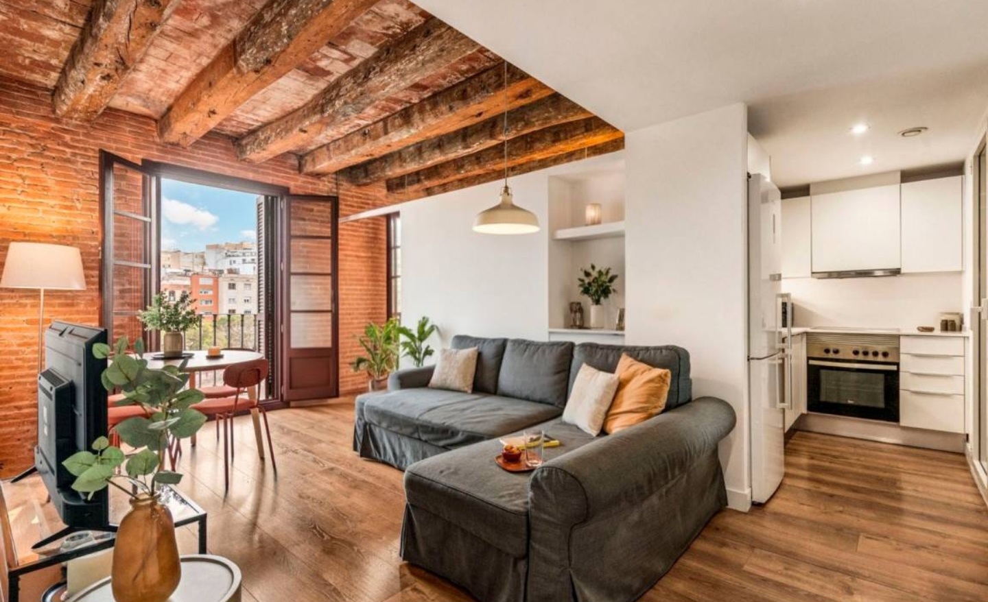 Bright renovated 1 bd apartment with elevator in the city center