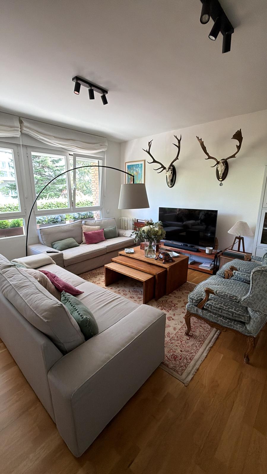 Bright, modern unfurnished apartment with 3 bedrooms and 2 bathrooms in El Viso.