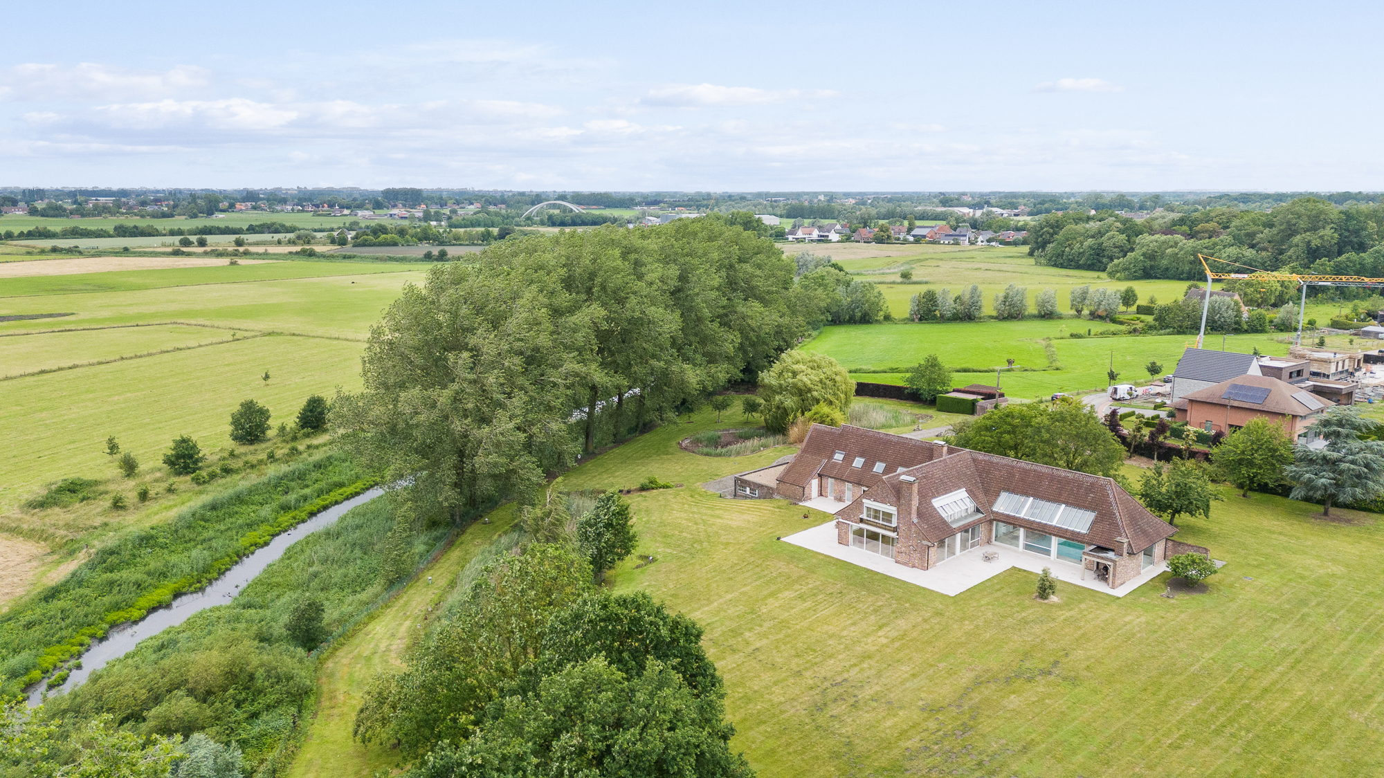 Beaucoup d’intimité et d’espace dans cette villa de campagne au bord d’un bras de la Lys.