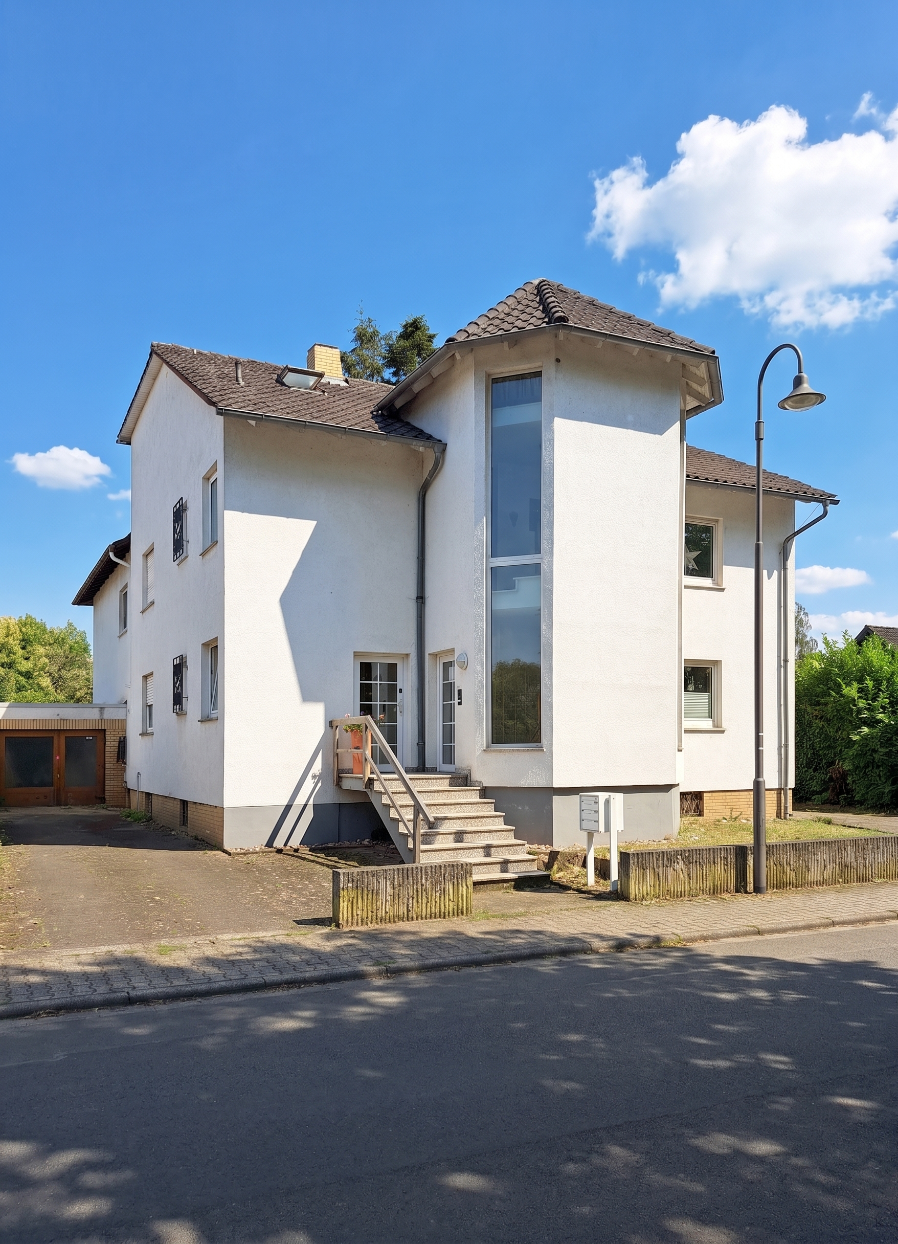 3-Familienhaus in ruhiger Lage von Ober-Mörlen [AI-modified]