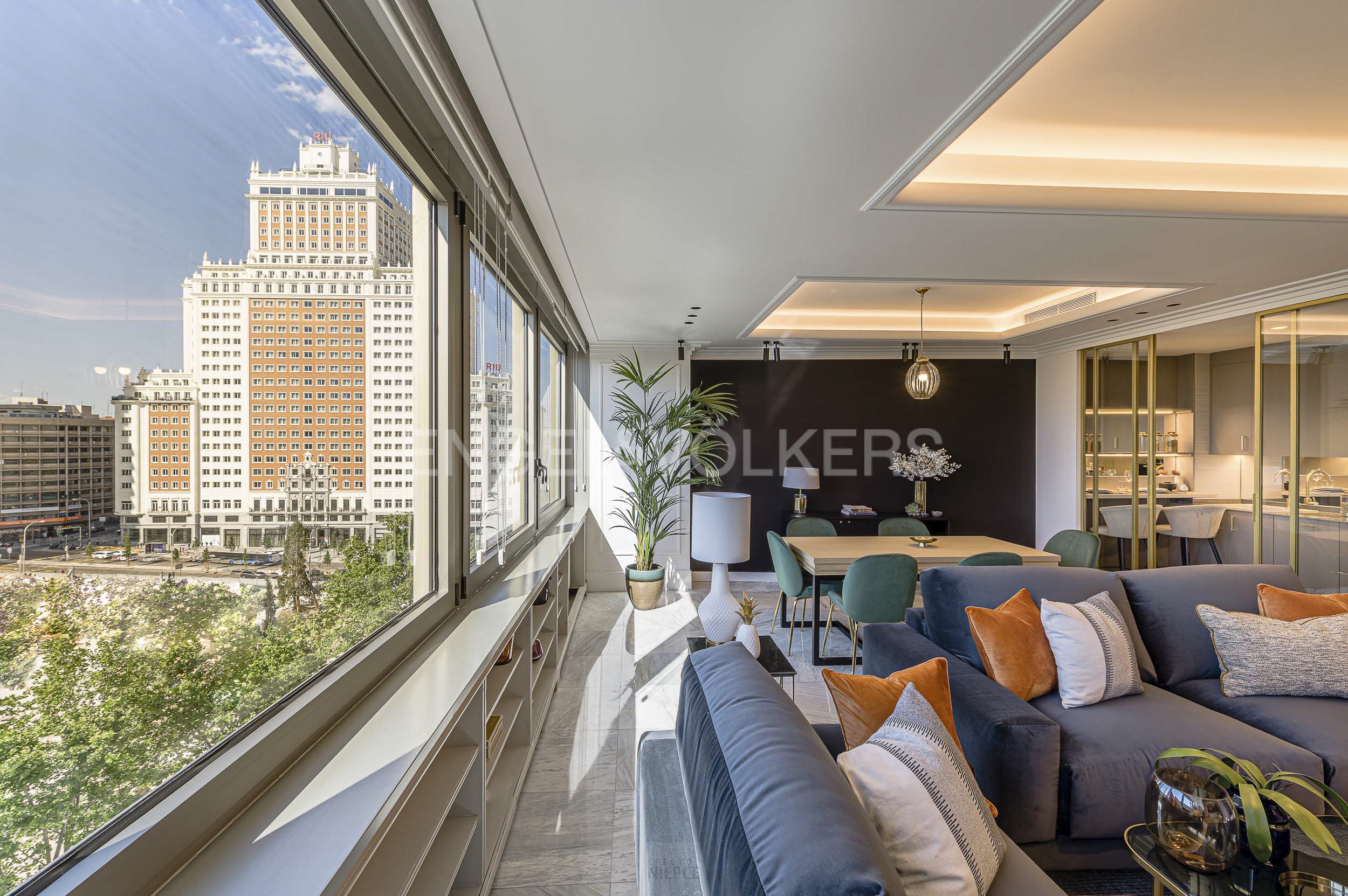 Elegant and comfortable apartment with panoramic views of the Plaza de España.