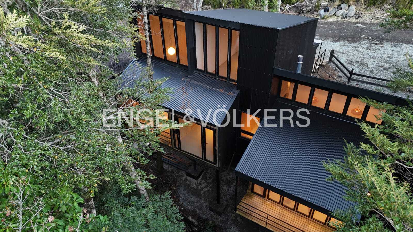 Casa nueva en condominio-rodeada de bosque nativo