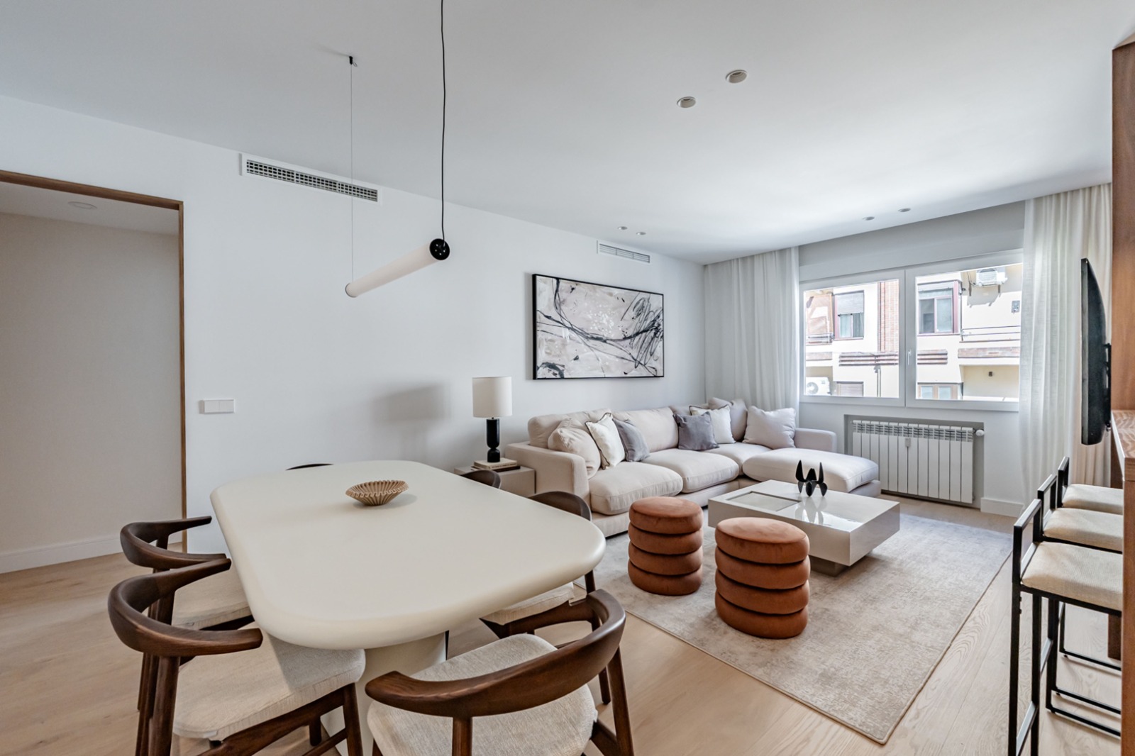 Elegant home for sale on Hermosilla Street, spacious and comfortable, in a 1950s building.