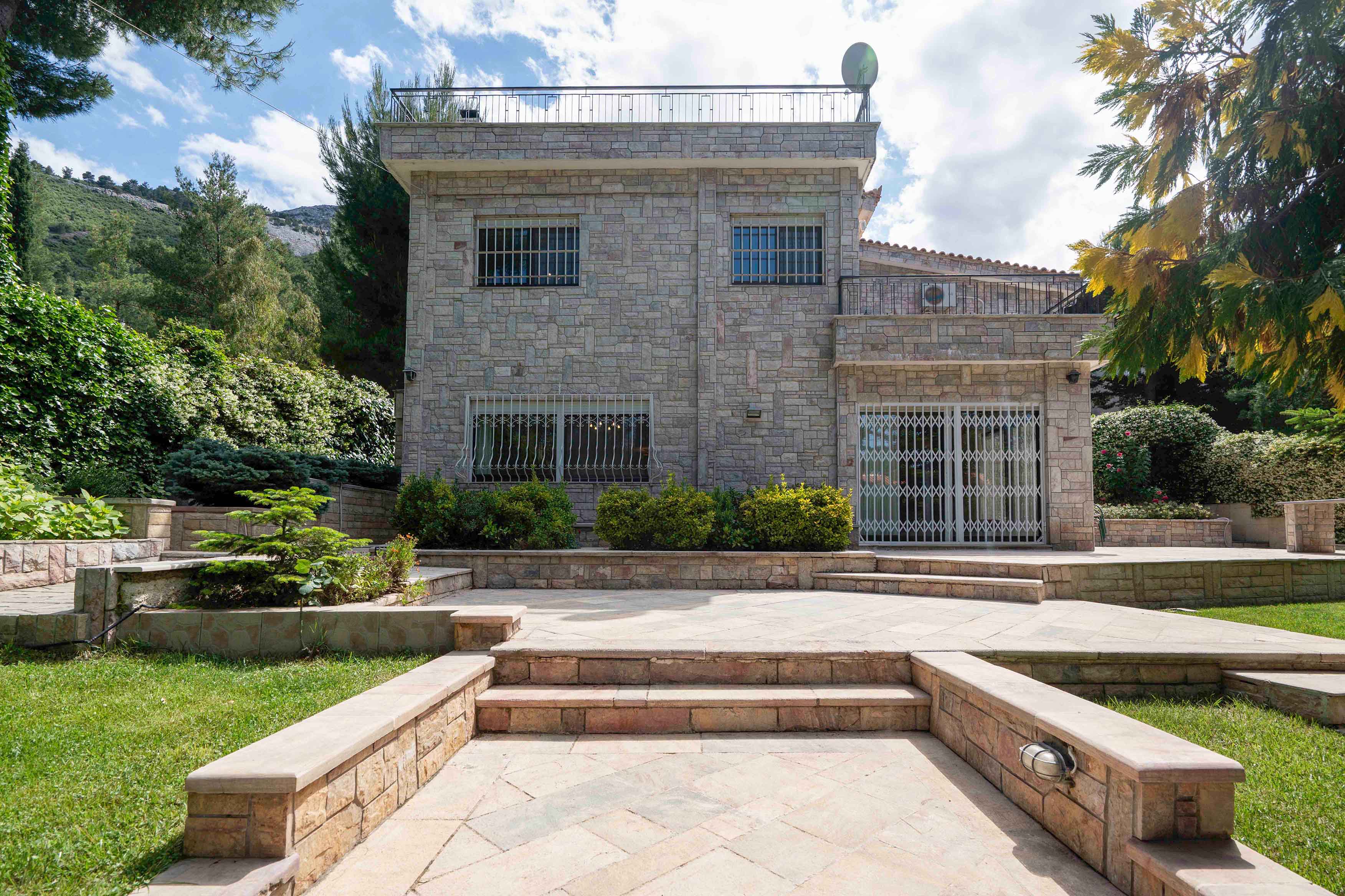 Noble detached residence 415 sq.m. with garden
