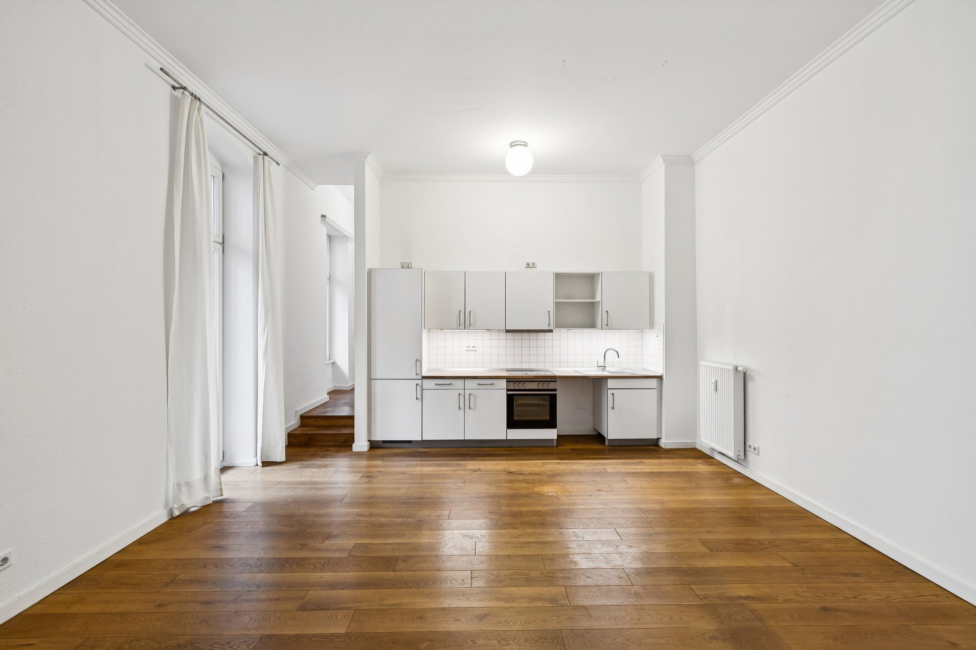 Grussank Höfe II: Quiet Altbau on Warschauer Straße with 3.45 m ceilings