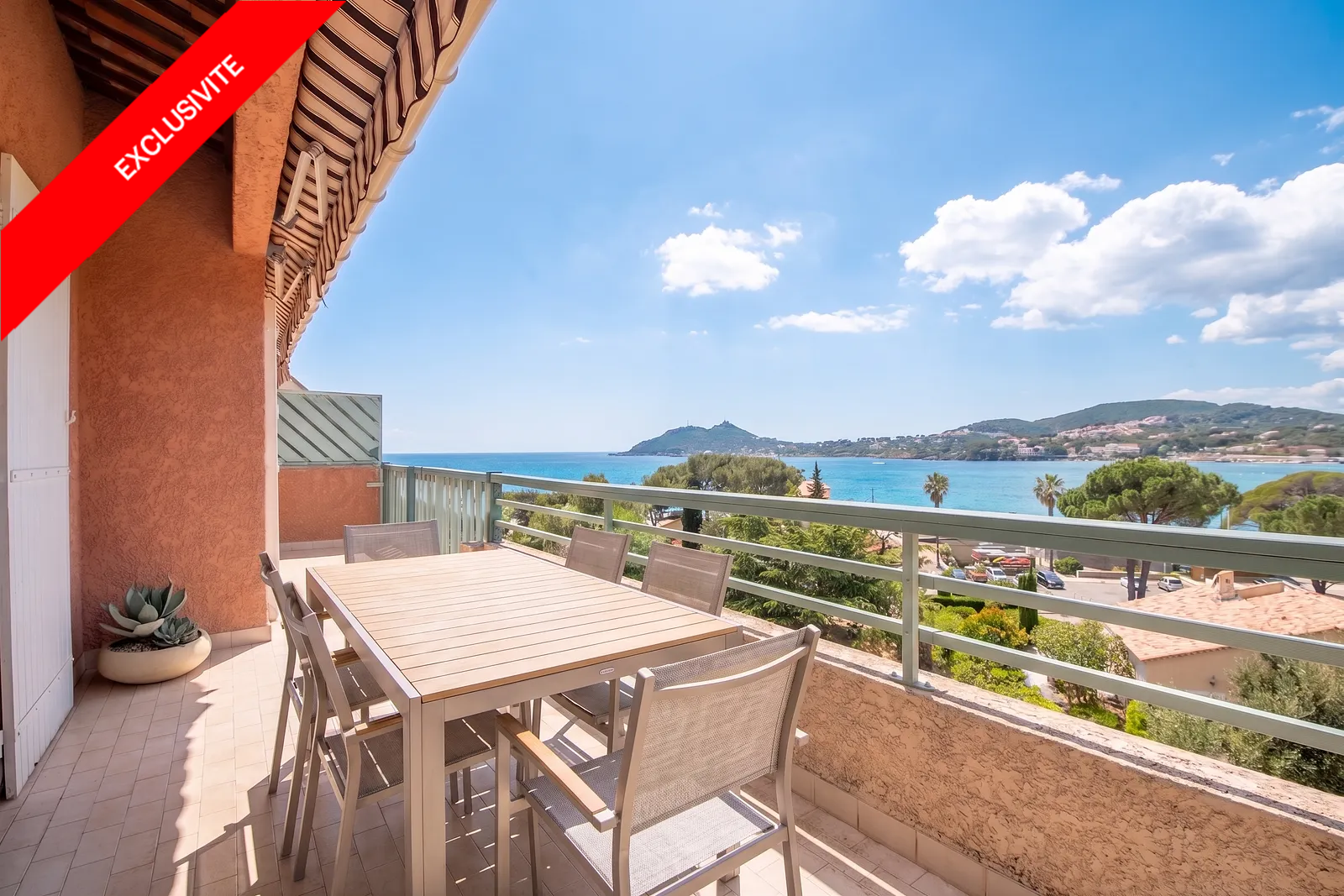 Duplex with terrace and sea view in secure residence
