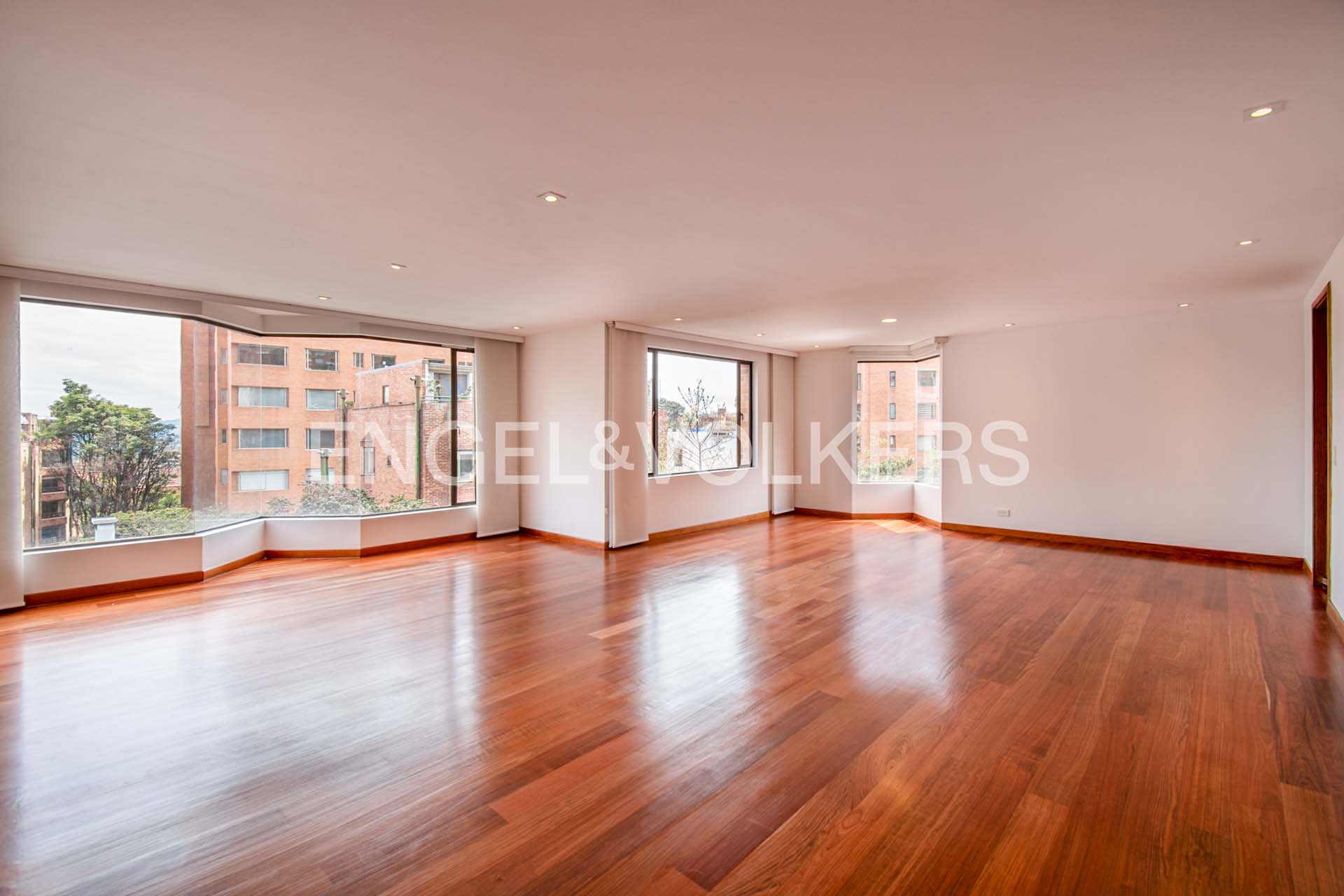Apartamento iluminado y con vista para venta en Rosales bajo