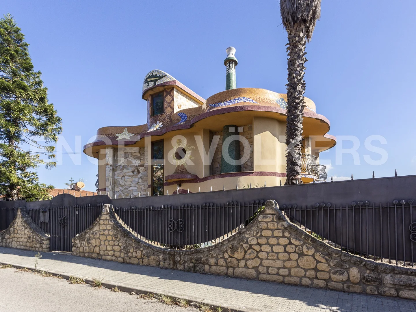 Casa única, estilo Gaudí con vistas al mar