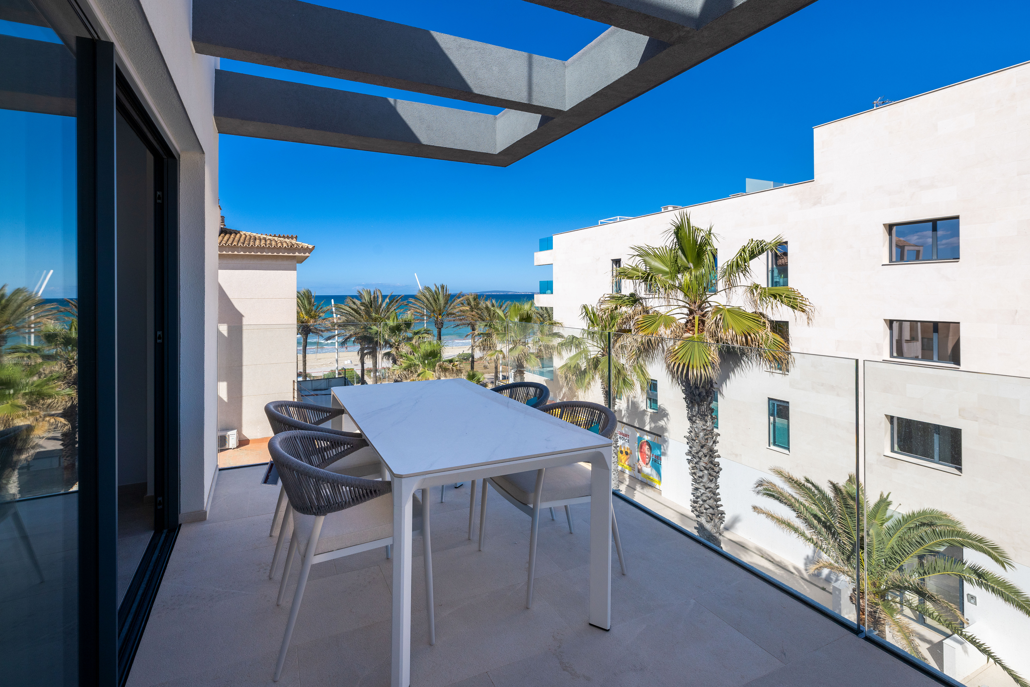 Espectacular àtic dúplex amb piscina privada i terrasses