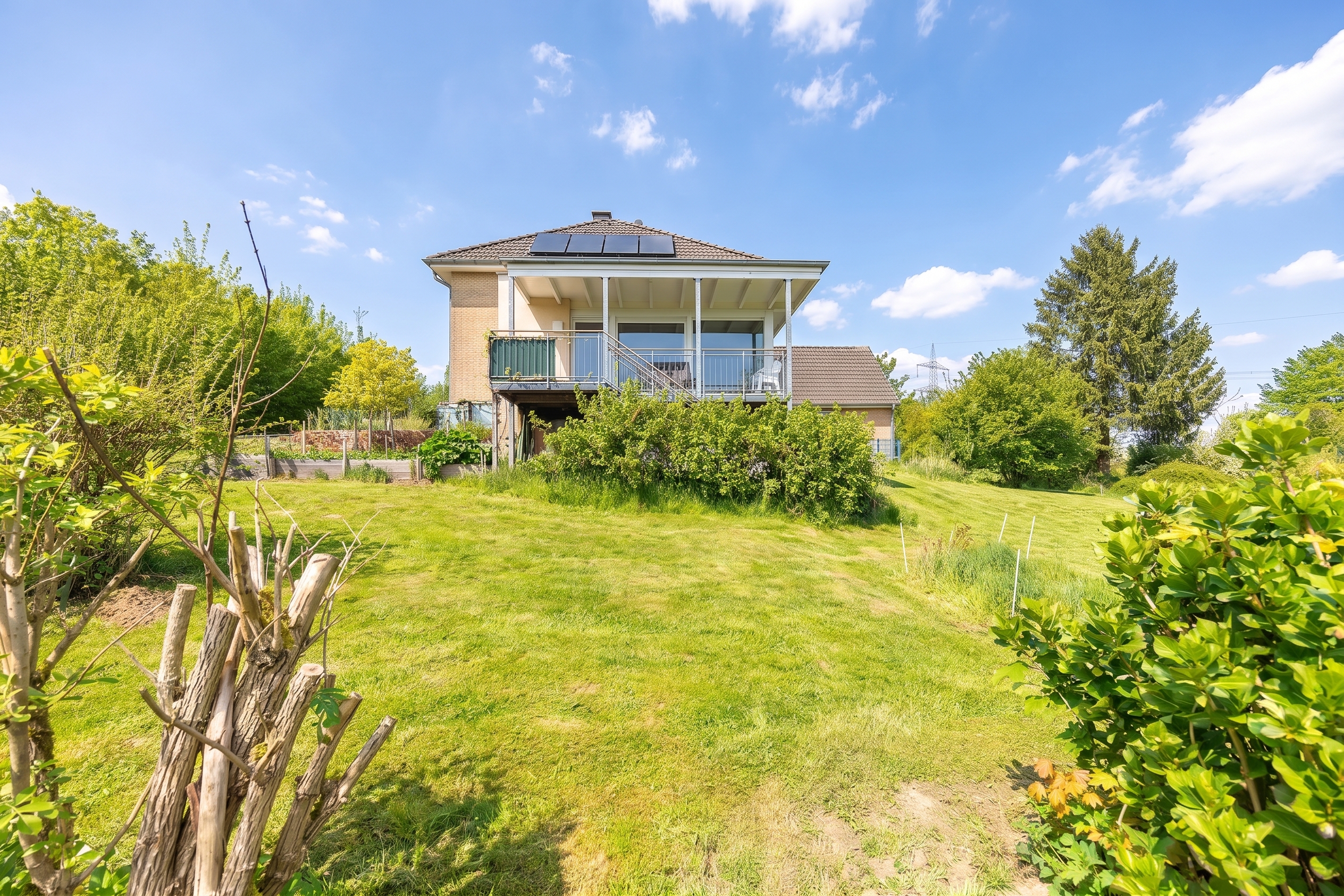 Großzügiges Einfamilienhaus mit weitläufigem Grundstück und Blick auf den Teutoburger Wald [AI-modified]