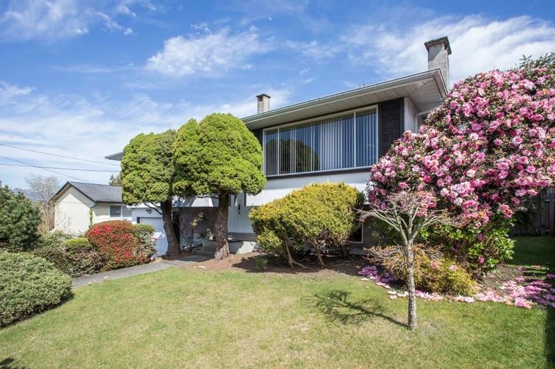 Lovely Family Home on a Beautiful Lot!