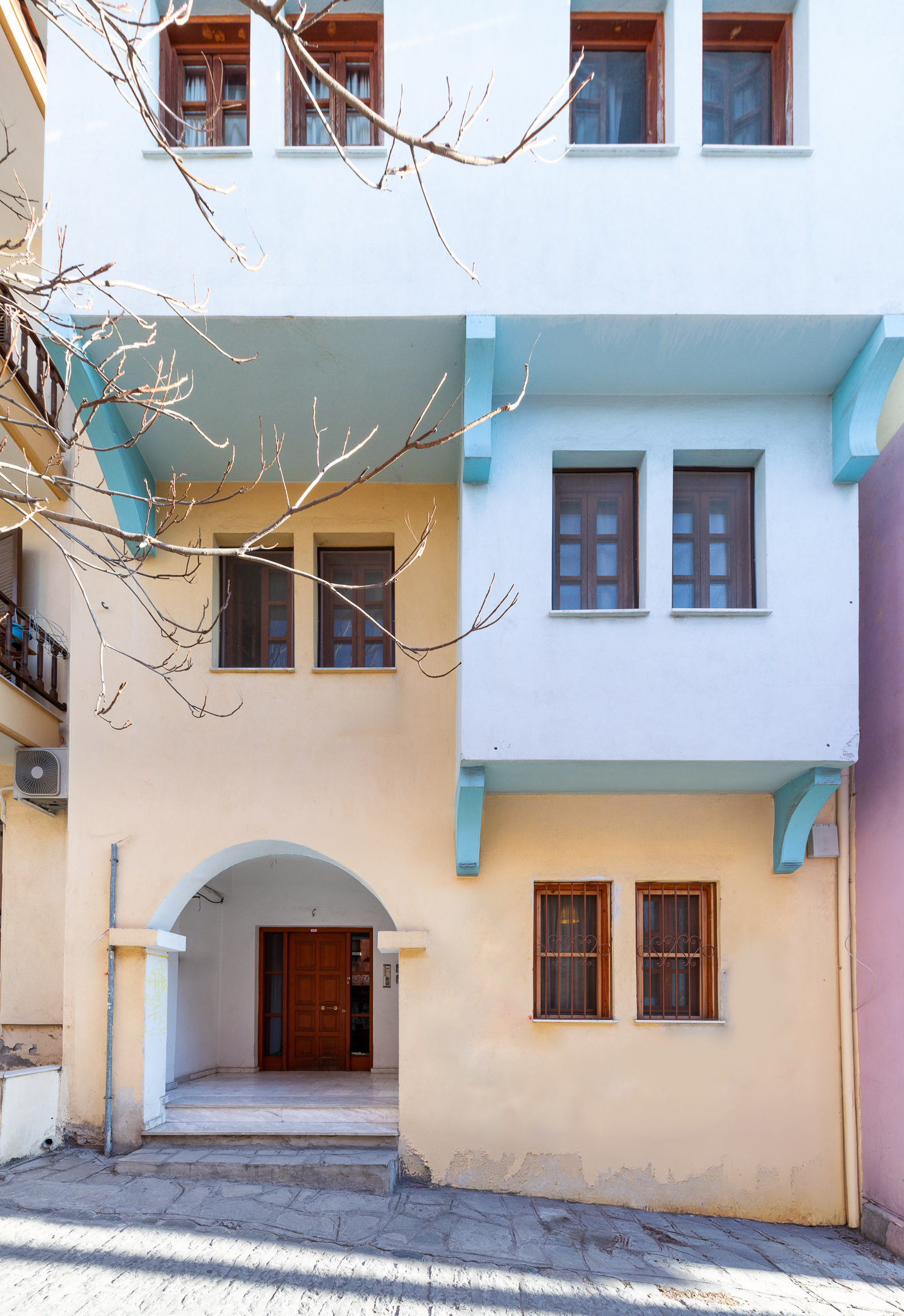 Independent investment building with 6 studio apartments and immediate rental income