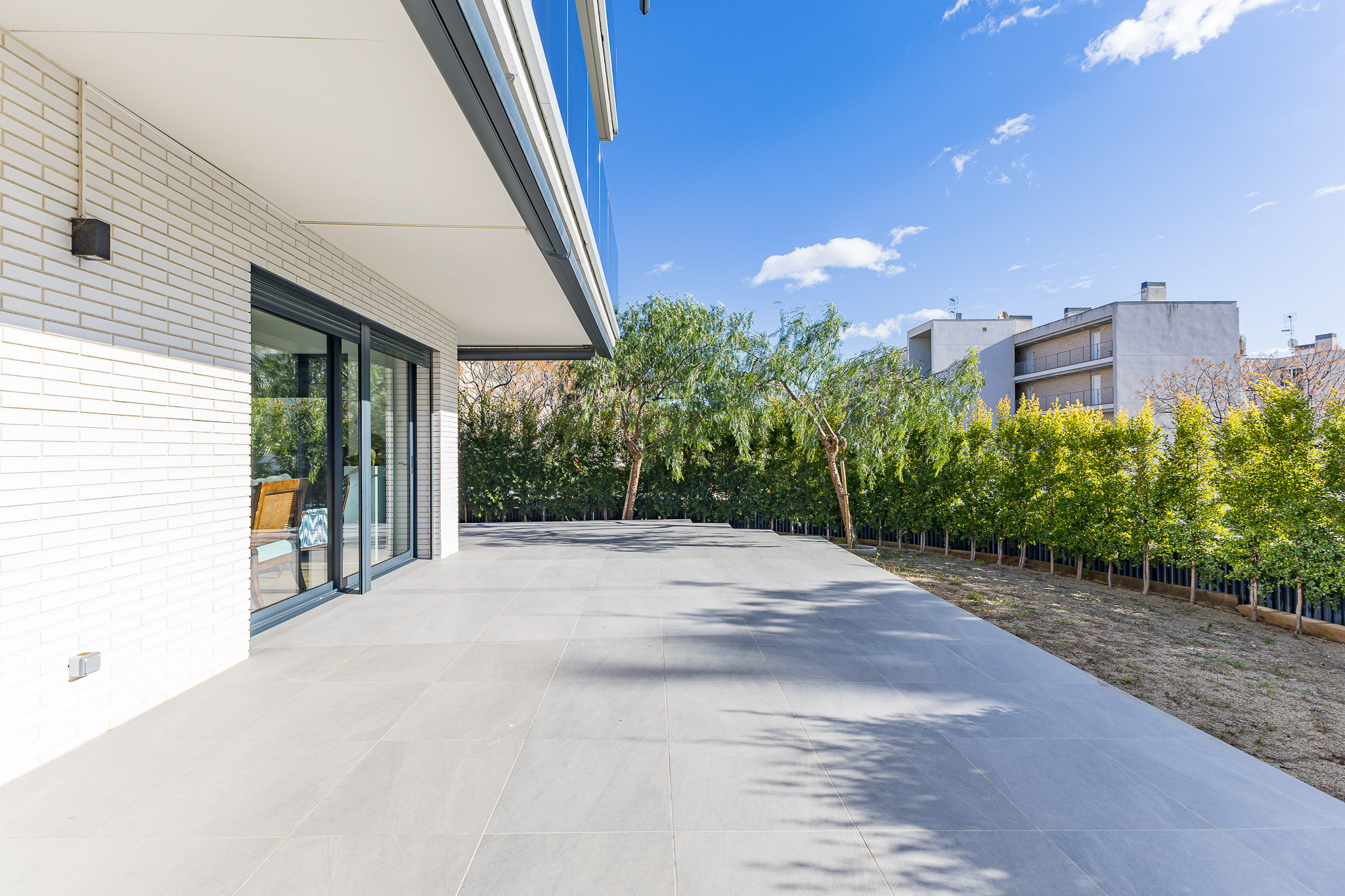 Exclusive, bright apartment with 30 m² private terrace, fully adapted and universally accessible.