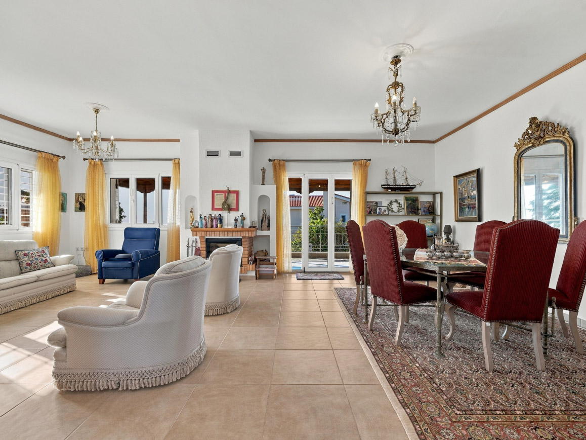 Spacious 365 sq.m. residence with private garden near Athens