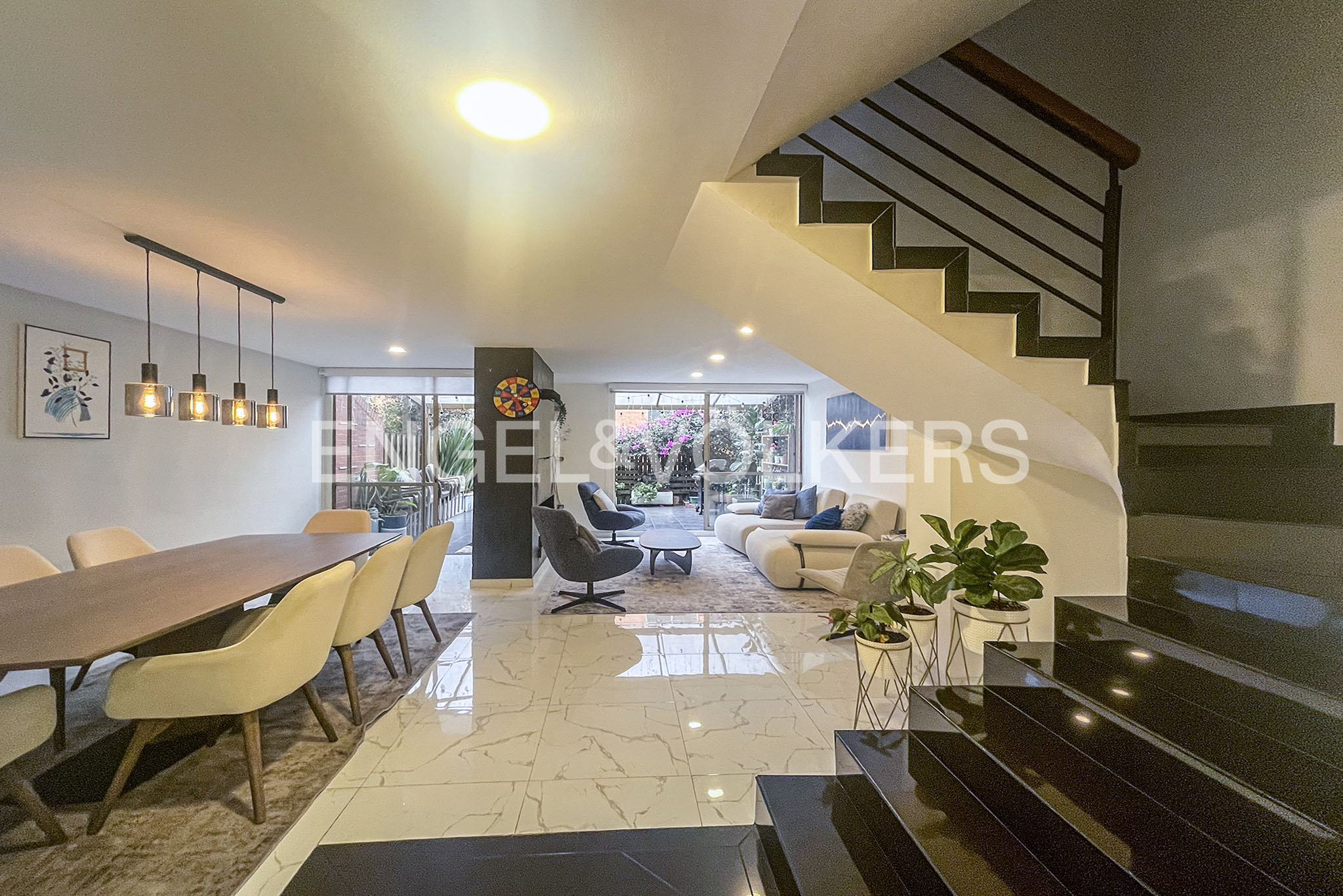 Moderna casa con terraza en conjunto cerrado para venta en Gratamira