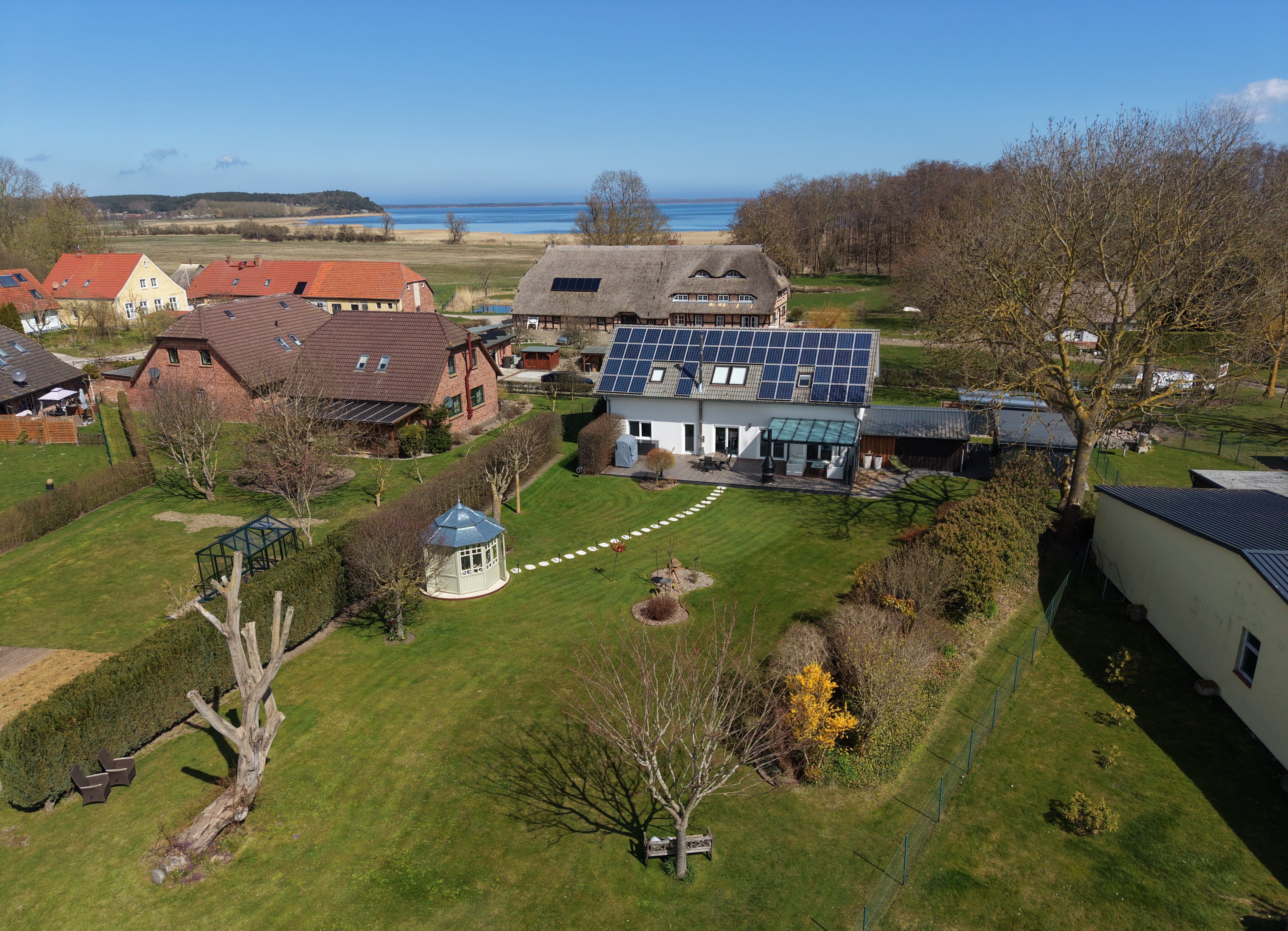 Modernes Einfamilienhaus mit parkähnlichem Grundstück