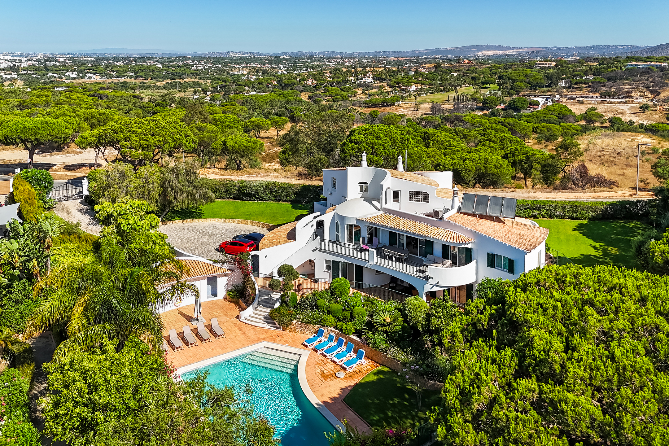 5+1 Bedroom Villa with Pool & Garden | Prime Location in Vale do Lobo