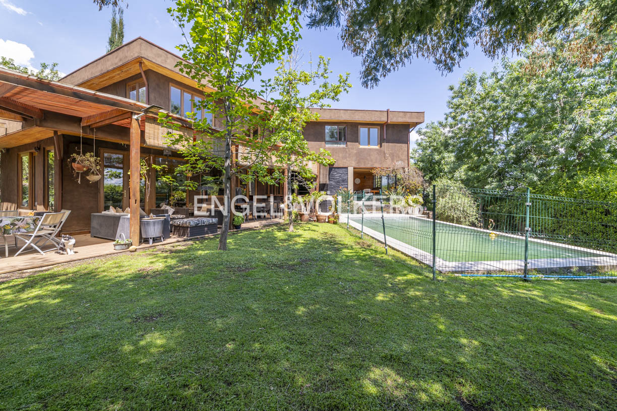 Estupenda Casa con Amplio Jardín en Condominio