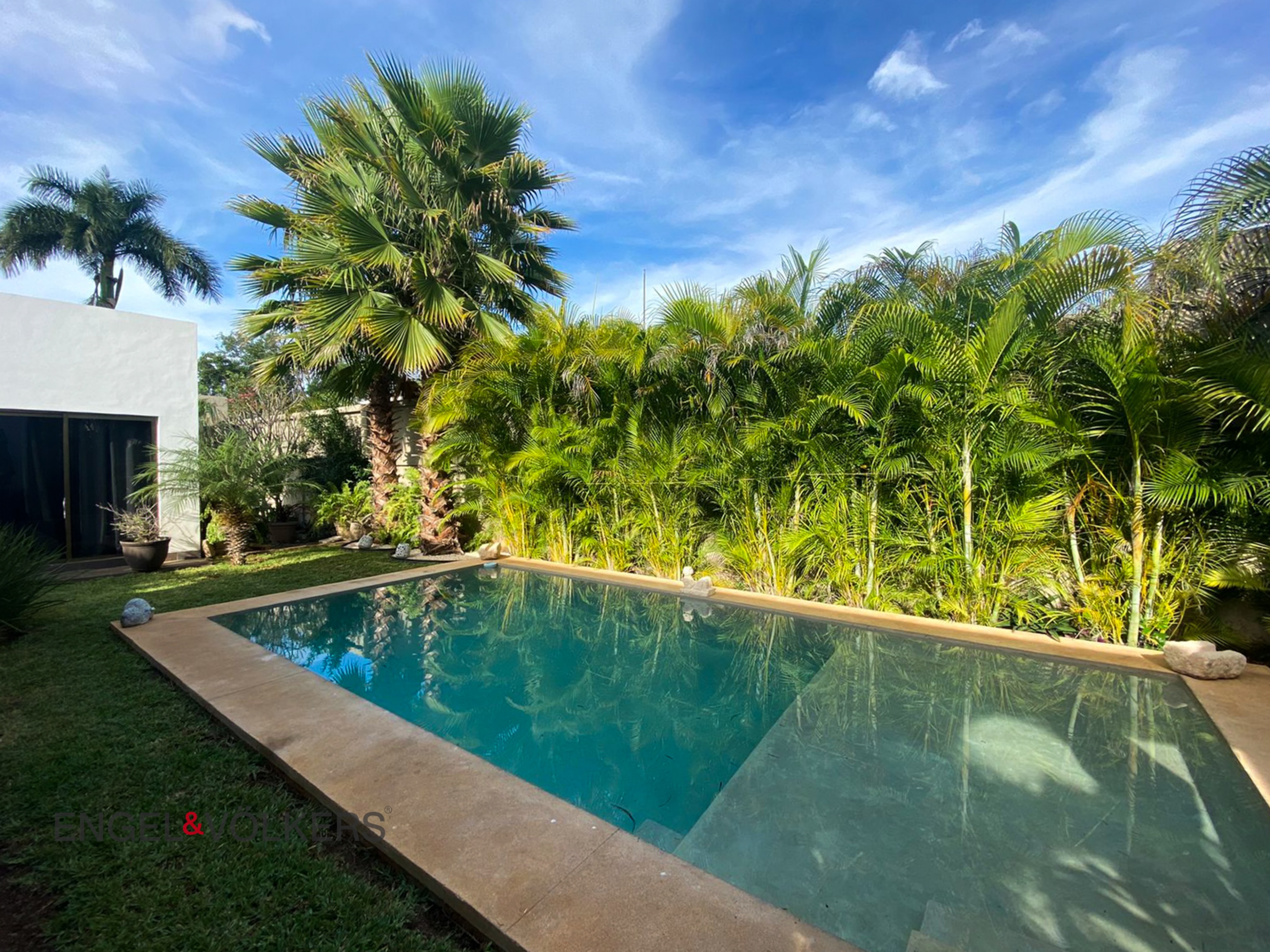 House for Sale with a Spacious Lot Within Mérida City Limit