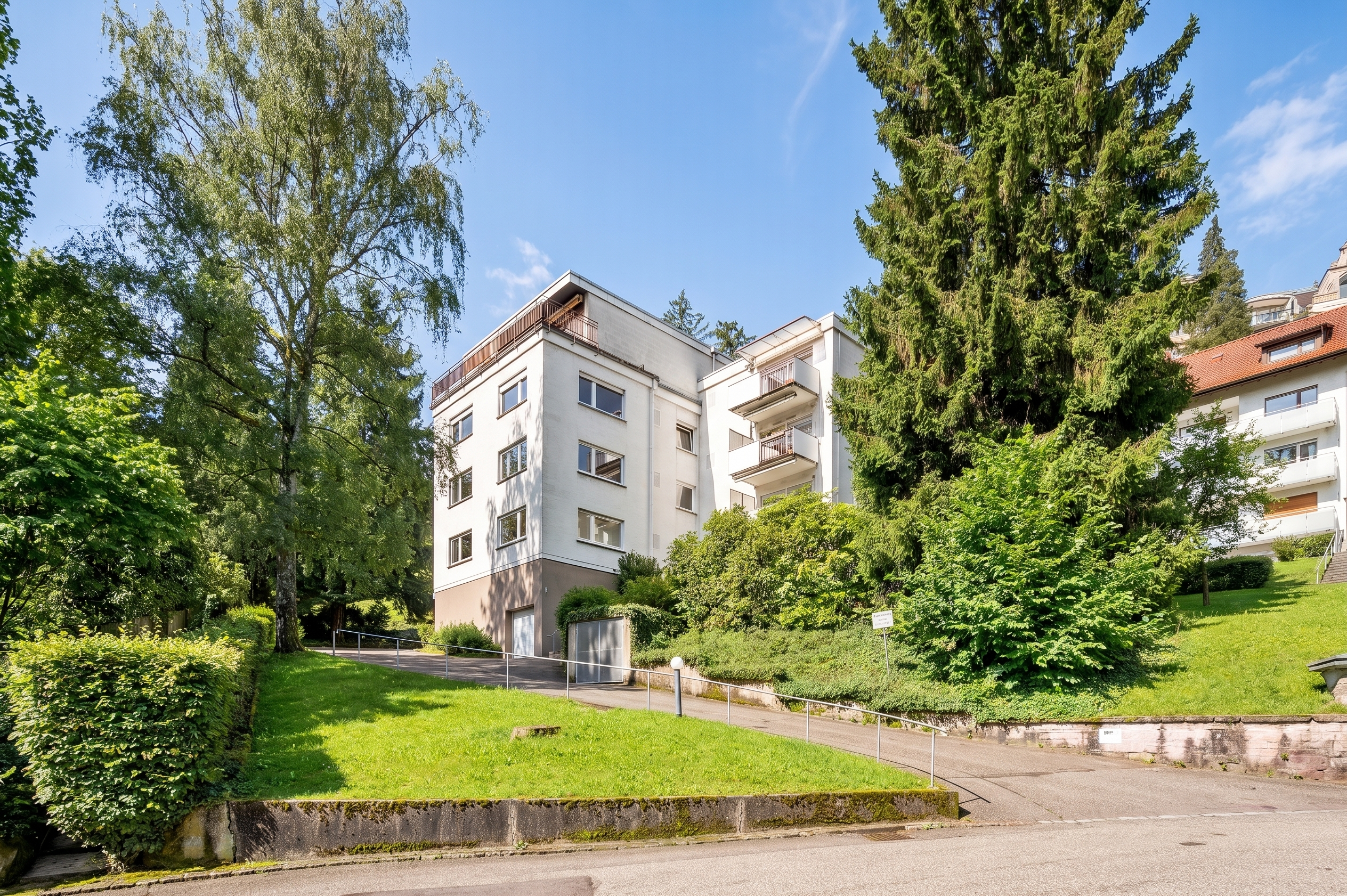 Exklusive Stadtwohnung mit großem Balkon und Blick ins Grüne