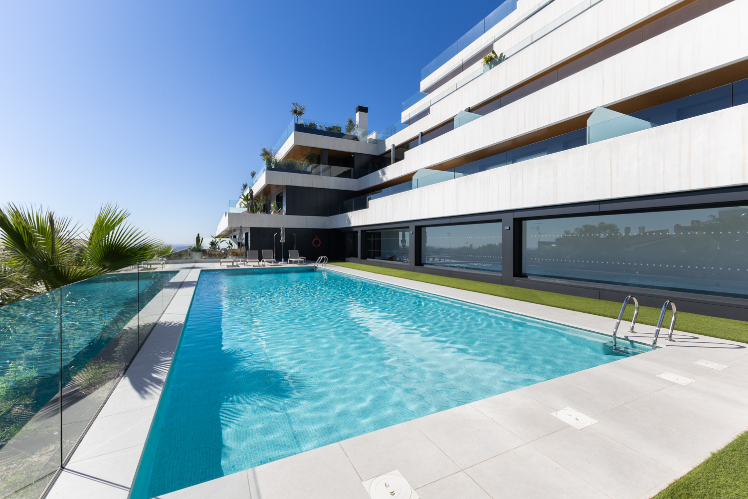 EXCLUSIVE APARTMENT IN LOS MONASTERIOS, POOL AND PARKING FOR SHORT STAYS