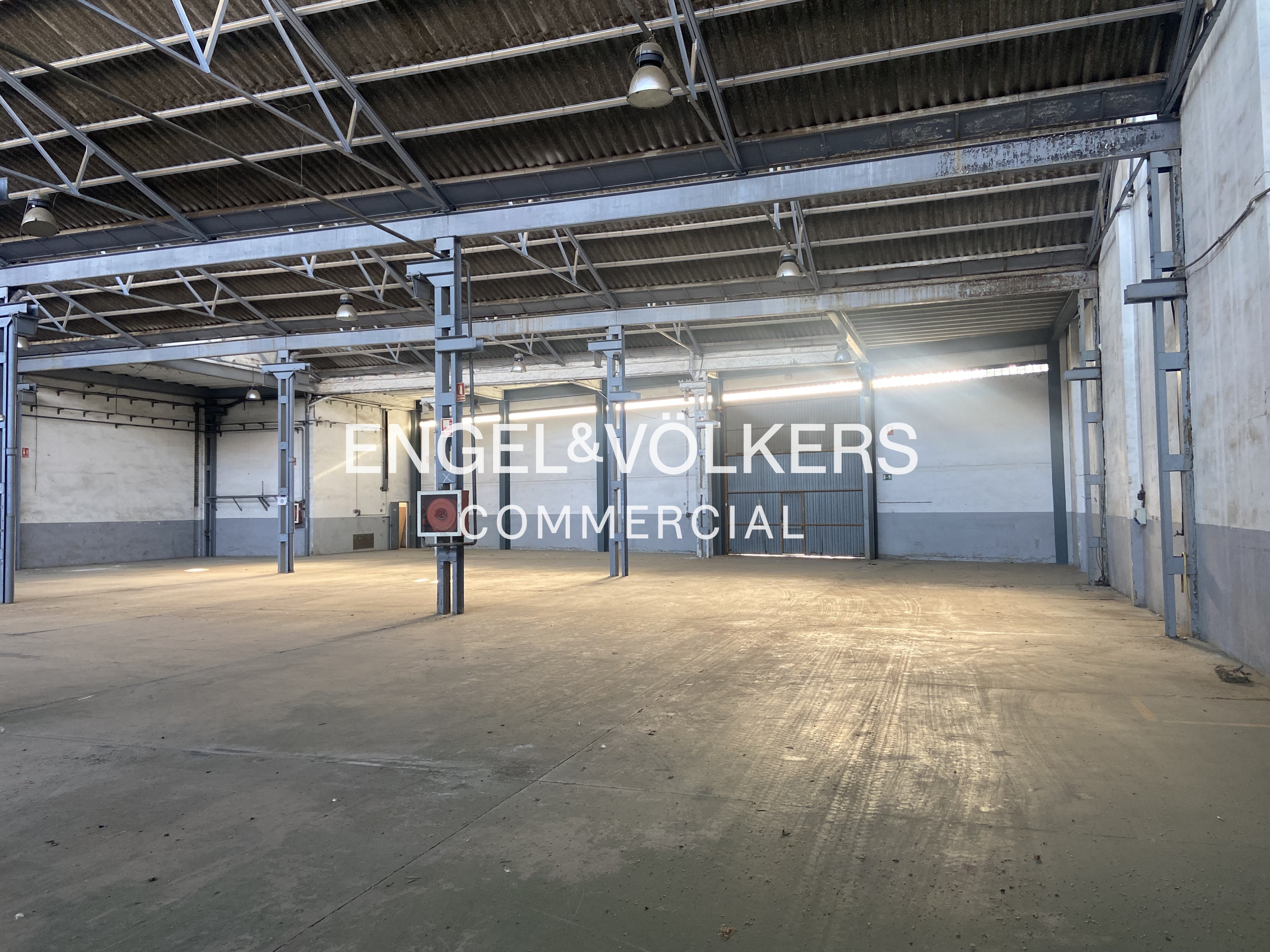 Nave con puentes grúa