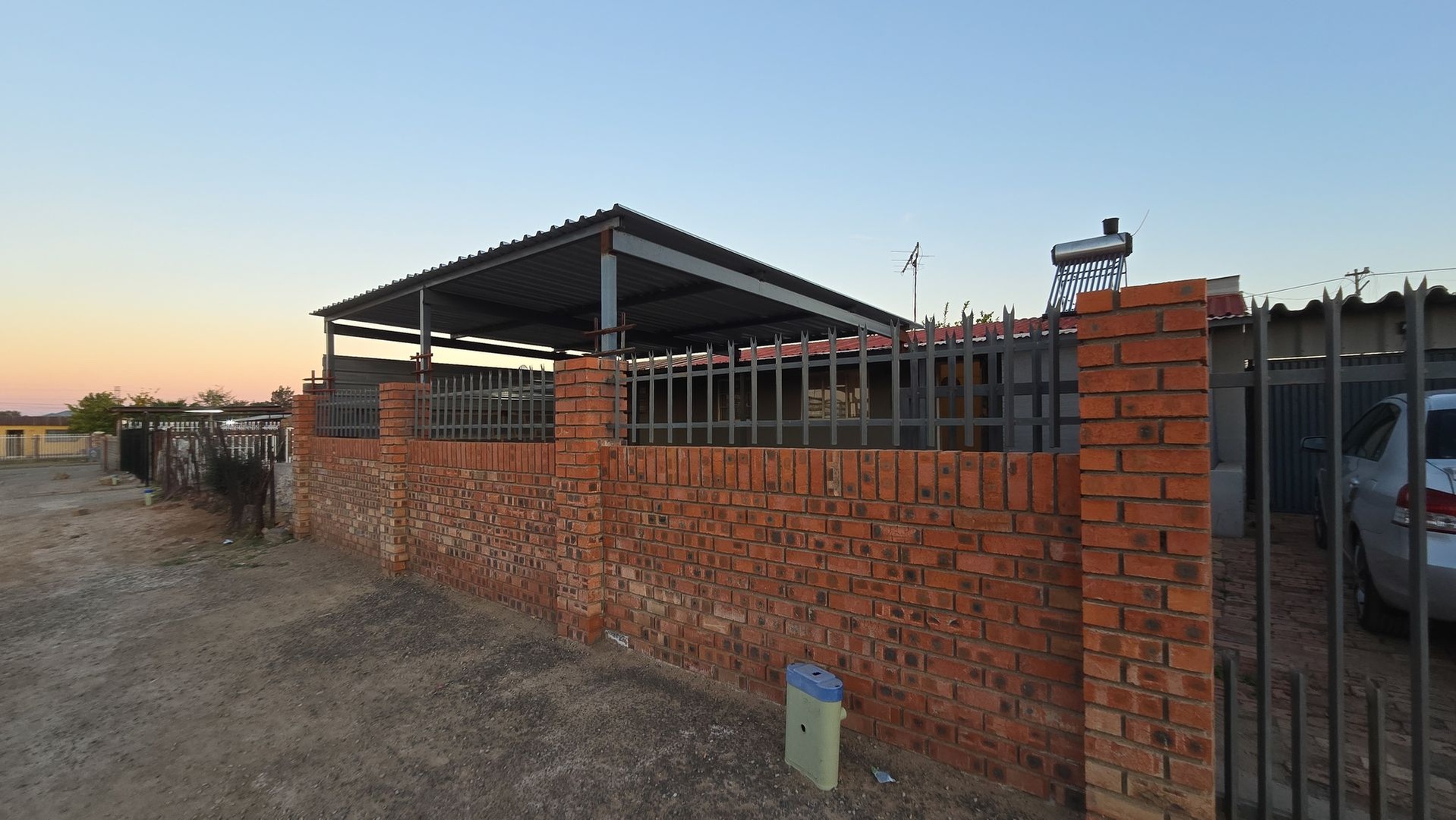 Three-Bedroom Home with Garden and Two Carports