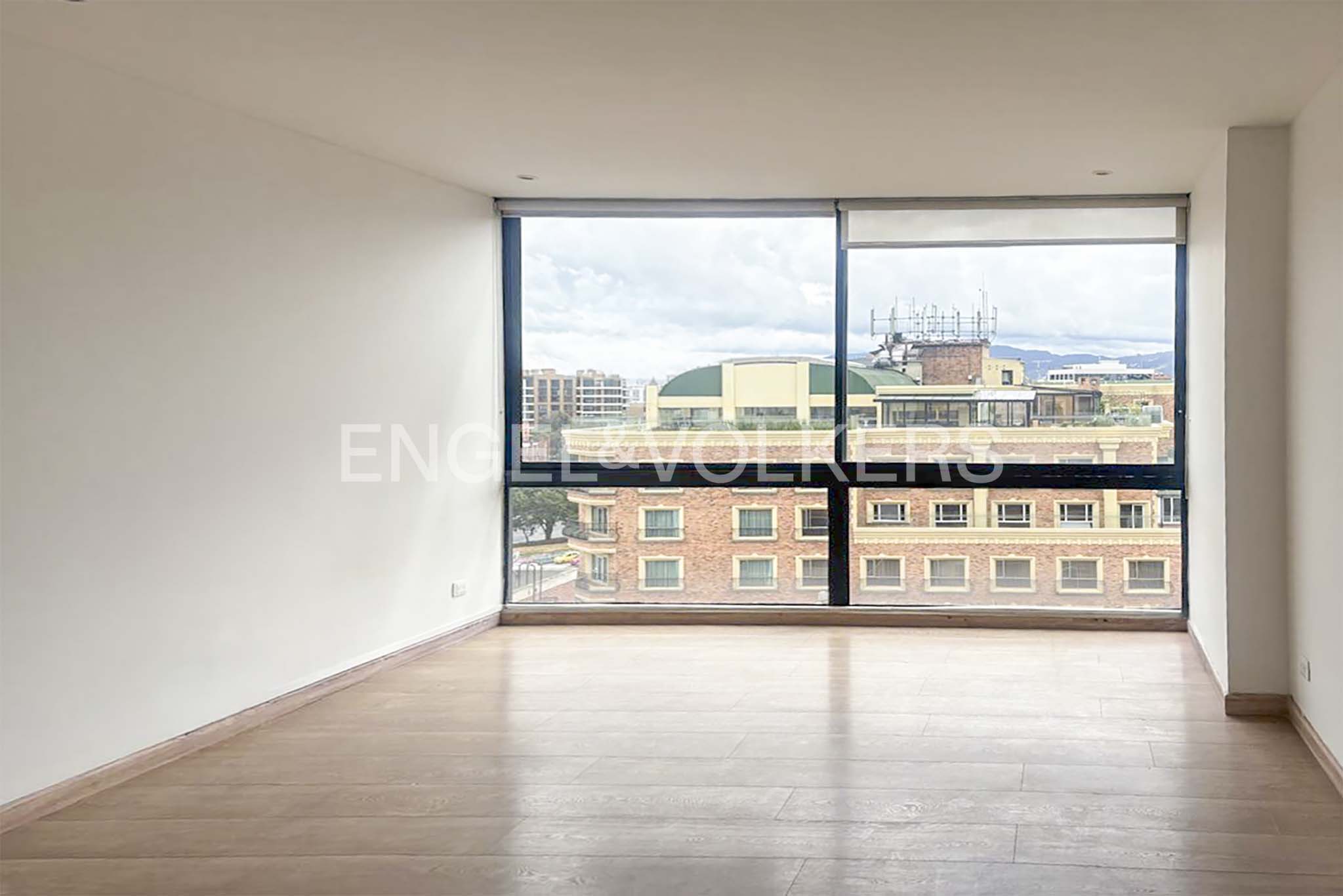 Iluminado apartamento con balcón para arriendo en Chico Norte