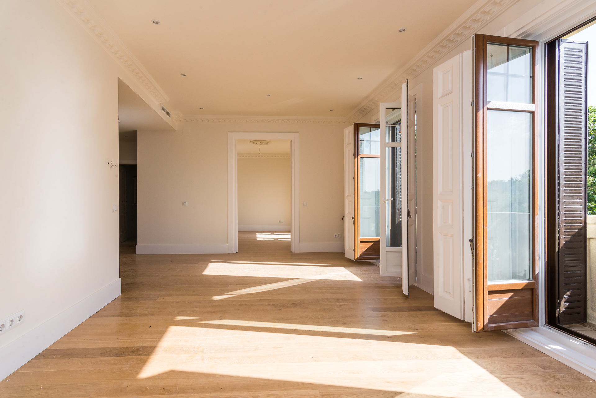 Bright and exclusive 4-bedroom apartment, fully renovated, located on Paseo del Prado, in the Cortes neighborhood, for rent.
