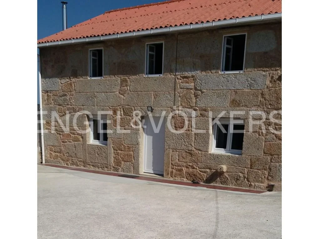 For sale this two storey stone house in Xinzo, Ézaro, with a plot of 7000m2