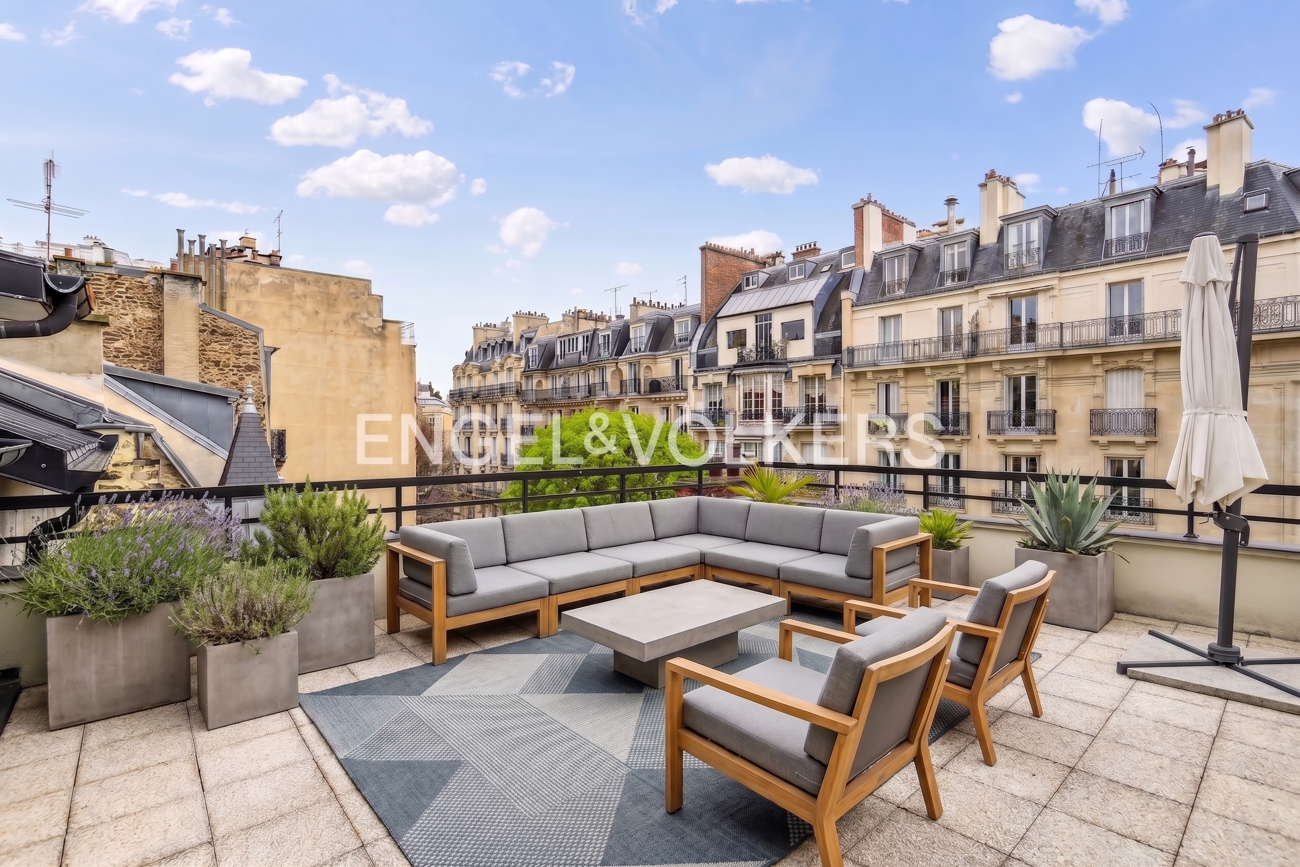 Paris 16th - Passy - Artist's studio with 33 m2 terrace