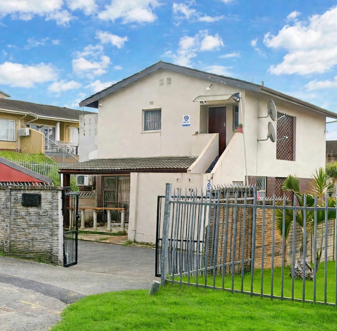 LOCATION! LIFESTYLE! SPACE! — YOUR RARE & PET FRIENDLY QUEENSBURGH GEM AWAITS!