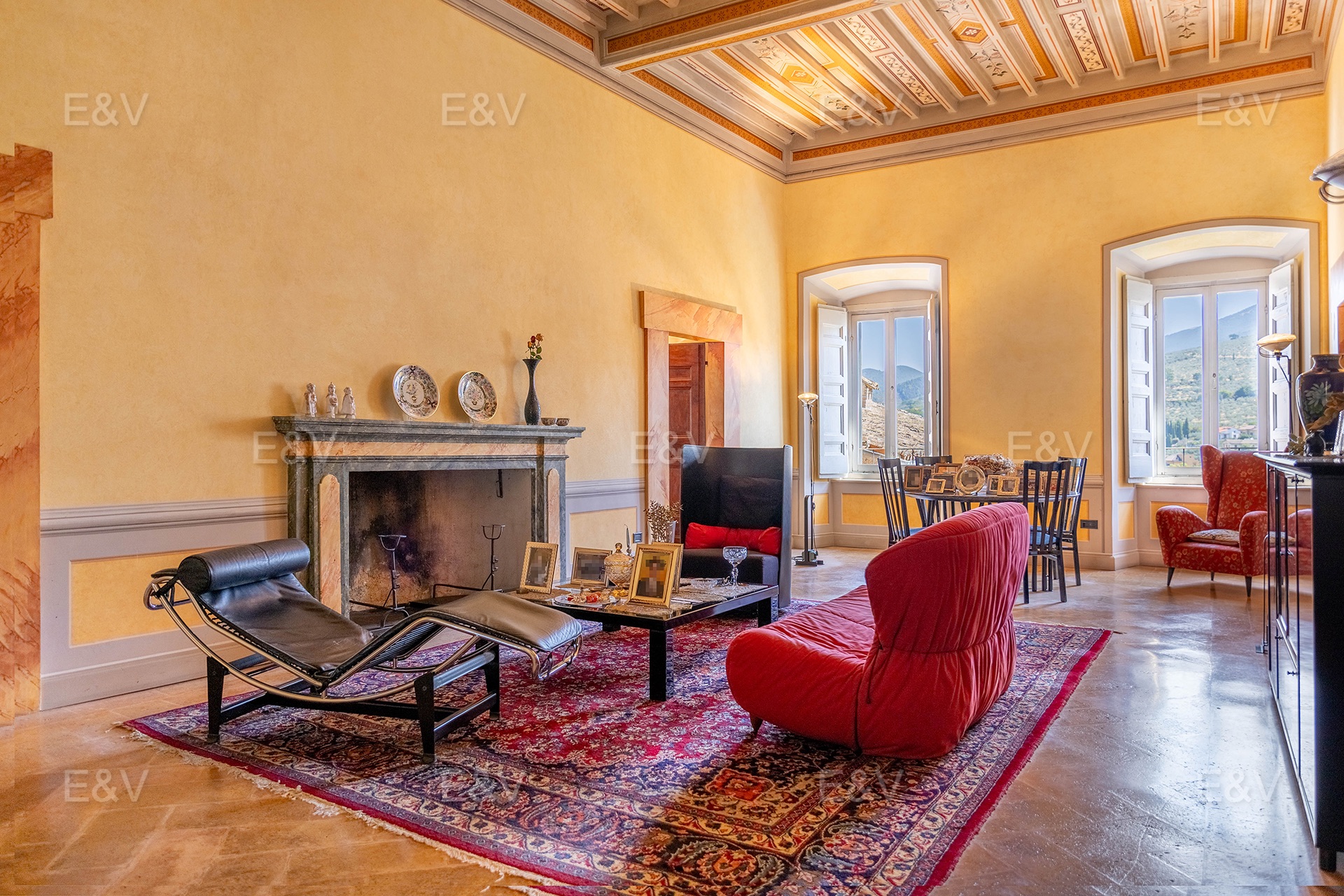 Eleganter historischer Palazzo mit Garage und Panoramaterrassen im Zentrum von Trevi