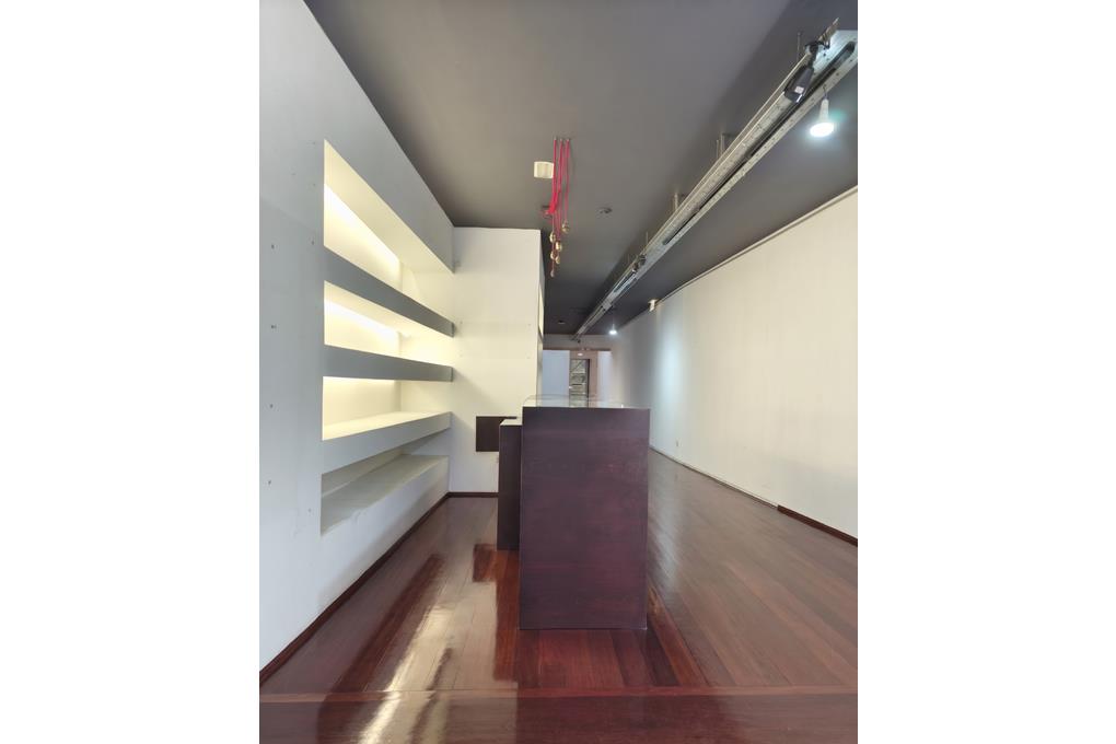 E&V rents a lovely retail space, ready to move in, on Rúa de Villar, Santiago de Compostela
